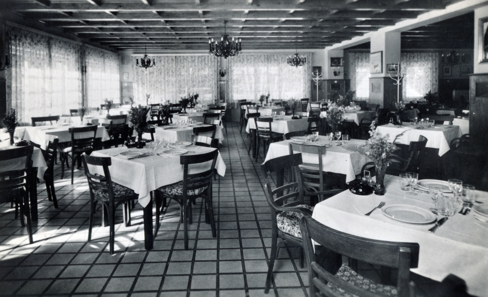 Hungary, Mátraháza, a Magyar Államvasutak Takarék- és Segélyszövetkezete üdülőtelepének földszinti étterme., 1942, Bónis József, interior, restaurant, Fortepan #226021