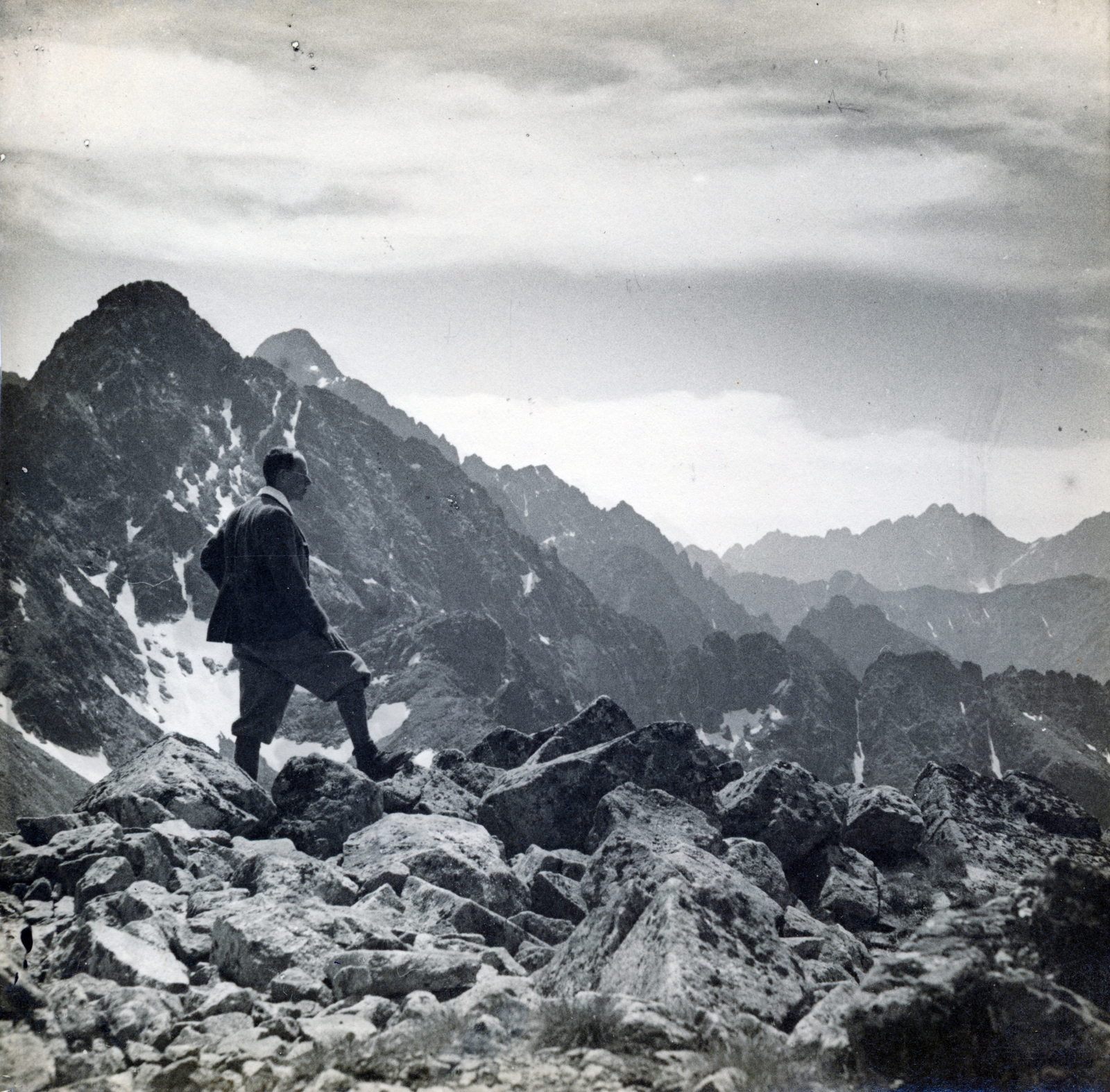Szlovákia,Magas-Tátra, Fehér-tavi csúcs, háttérben balra a Vörös-tavi csúcs., 1928, Szántó Imre dr., turista, hegymászás, hegycsúcs, Fortepan #226043