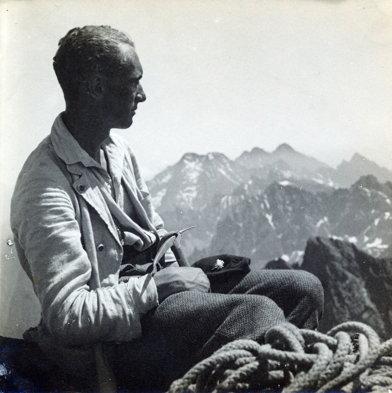 Slovakia,High Tatras, Tátra-csúcs., 1928, Szántó Imre dr., portrait, sitting on a rock, Fortepan #226044