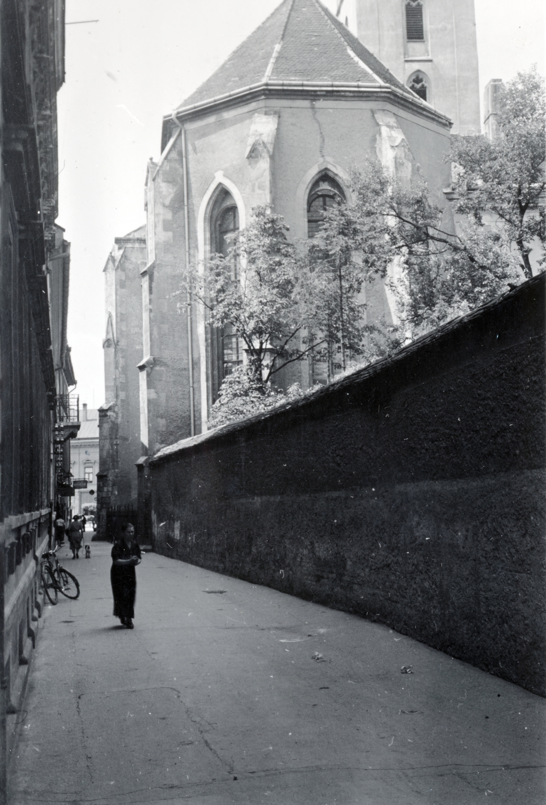 Szlovákia, Kassa, Franciskánus utca (ulica Františkánska) a Fő tér (Hlavná) felé nézve, jobbra a Ferences templom., 1939, Szántó Imre dr., Fortepan #226046