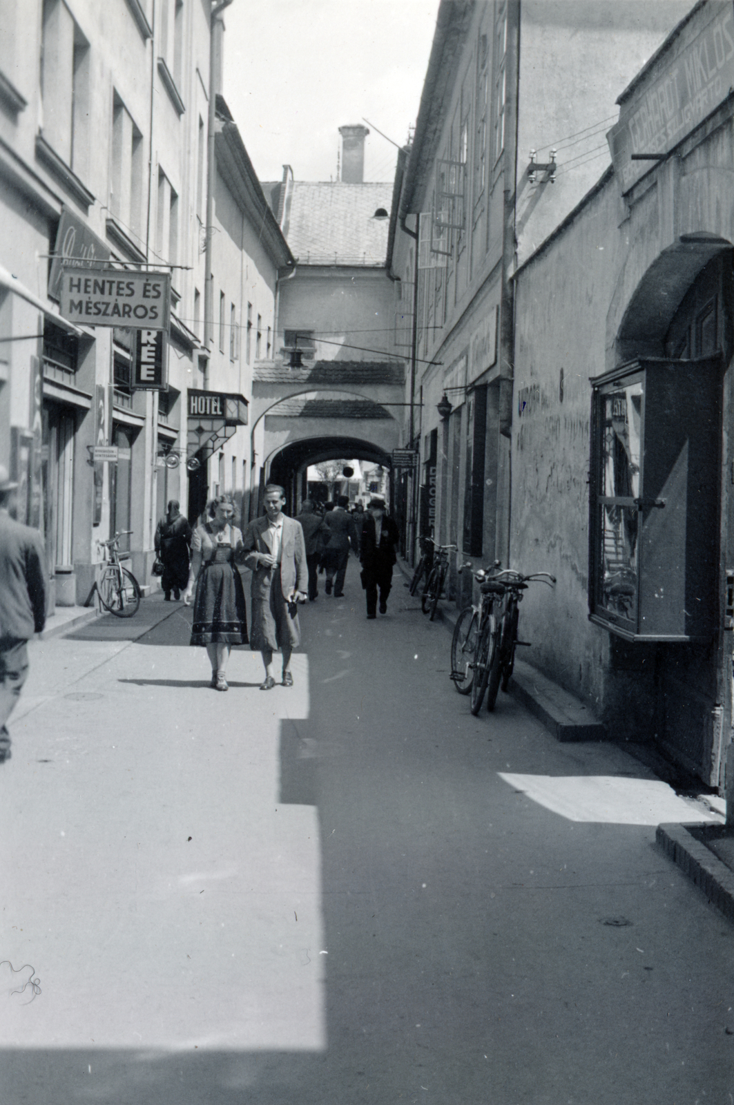 Szlovákia, Kassa, ulica Postová (egykor gróf Teleki Pál utca) a Fő tér (Hlavná) felé nézve., 1939, Szántó Imre dr., utcakép, Fortepan #226047