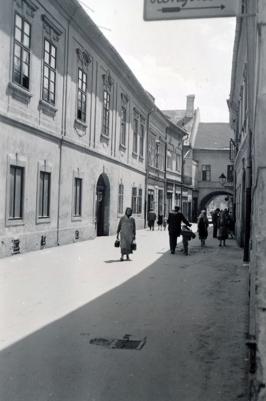 Slovakia, Košice, Mészáros utca (ulica Mäsiarska) az Erzsébet utca (egykor Deák Ferenc utca, Forgács utca) felől., 1939, dr. Szántó Imre, street view, Fortepan #226048