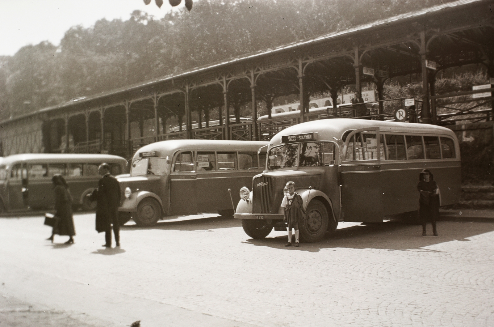 Hungary, Budapest II., autóbusz és villamos-végállomás a Hűvösvölgyi (Hidegkúti) útnál., 1941, Fortepan/Album002, bus, German brand, Opel-brand, bus stop, road sign, number plate, destination sign, Budapest, bus stop, Fortepan #22606