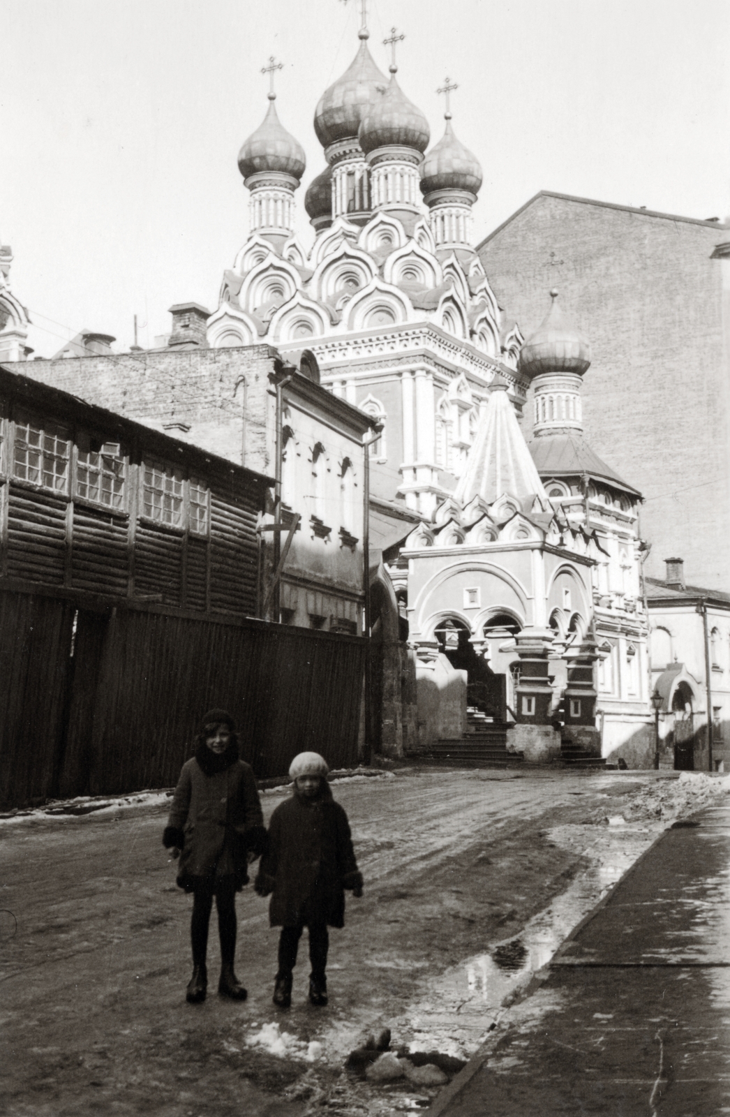 Oroszország, Moszkva, Nyikitinov pereulok, szemben a Gót Szent Nicetas Szentháromság-templom., 1935, Szántó Géza dr., templom, Szovjetunió, Fortepan #226077