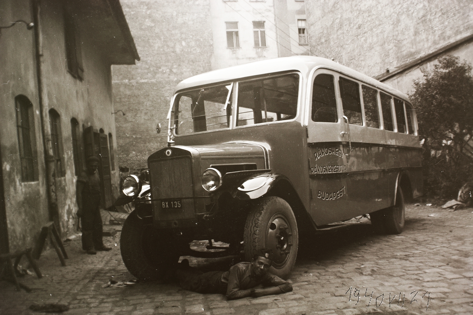 Hungary, Budapest IX., Liliom utca 16. Licenc alapján gyártott MÁVAG-Mercedes-Benz N típusú autóbusz. A felépítményt Kamasz Lajos bognár, Hidas Ede lakatos, Harmat József nyerges és Hurgner János fényező kisiparosok készítették a Rákoshegyi Autóbuszközlekedési Vállalat számára. A jármű Kőbánya, Részvény sörfőző és Rákoshegy között közlekedett., 1940, Fortepan/Album002, bus, Hungarian brand, Mercedes-brand, MÁVAG-brand, license, number plate, Budapest, Fortepan #22613