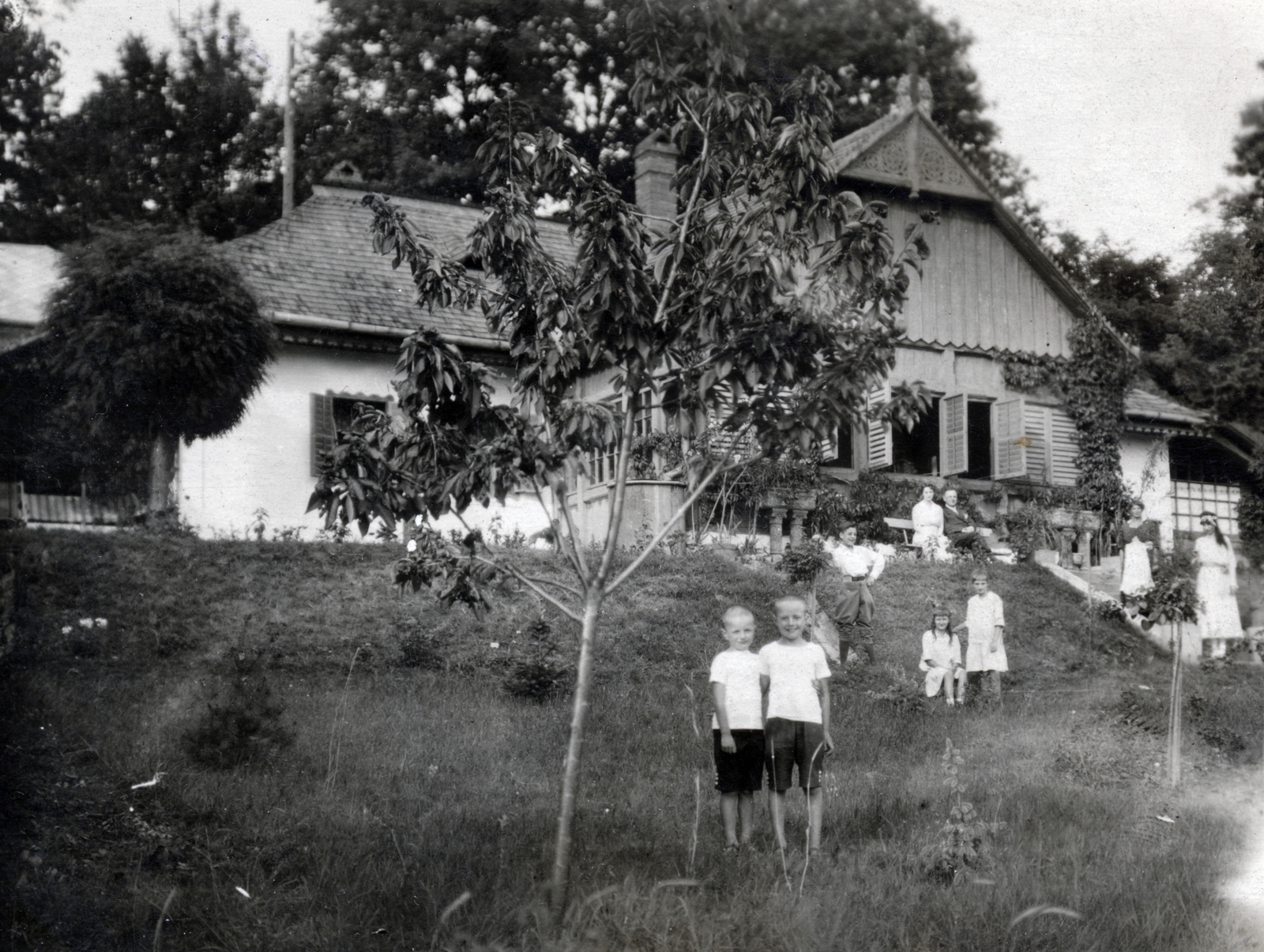 Hungary, Gödöllő, a Damjanich János utca 20. számú ház kertje., 1918, Szántó Ildikó, Fortepan #226137