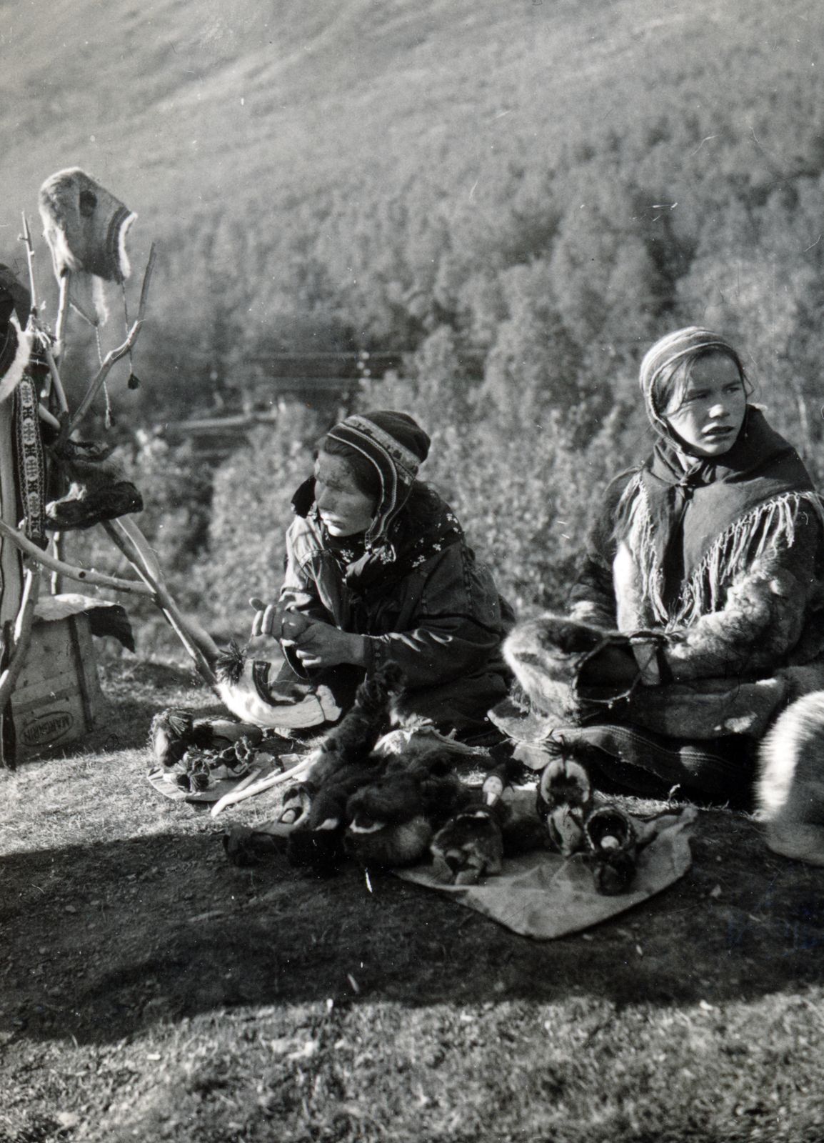 Norway, Lappföld, számi (lapp) emberek., 1935, Szántó Ildikó, portrait, folk costume, market, Fortepan #226152