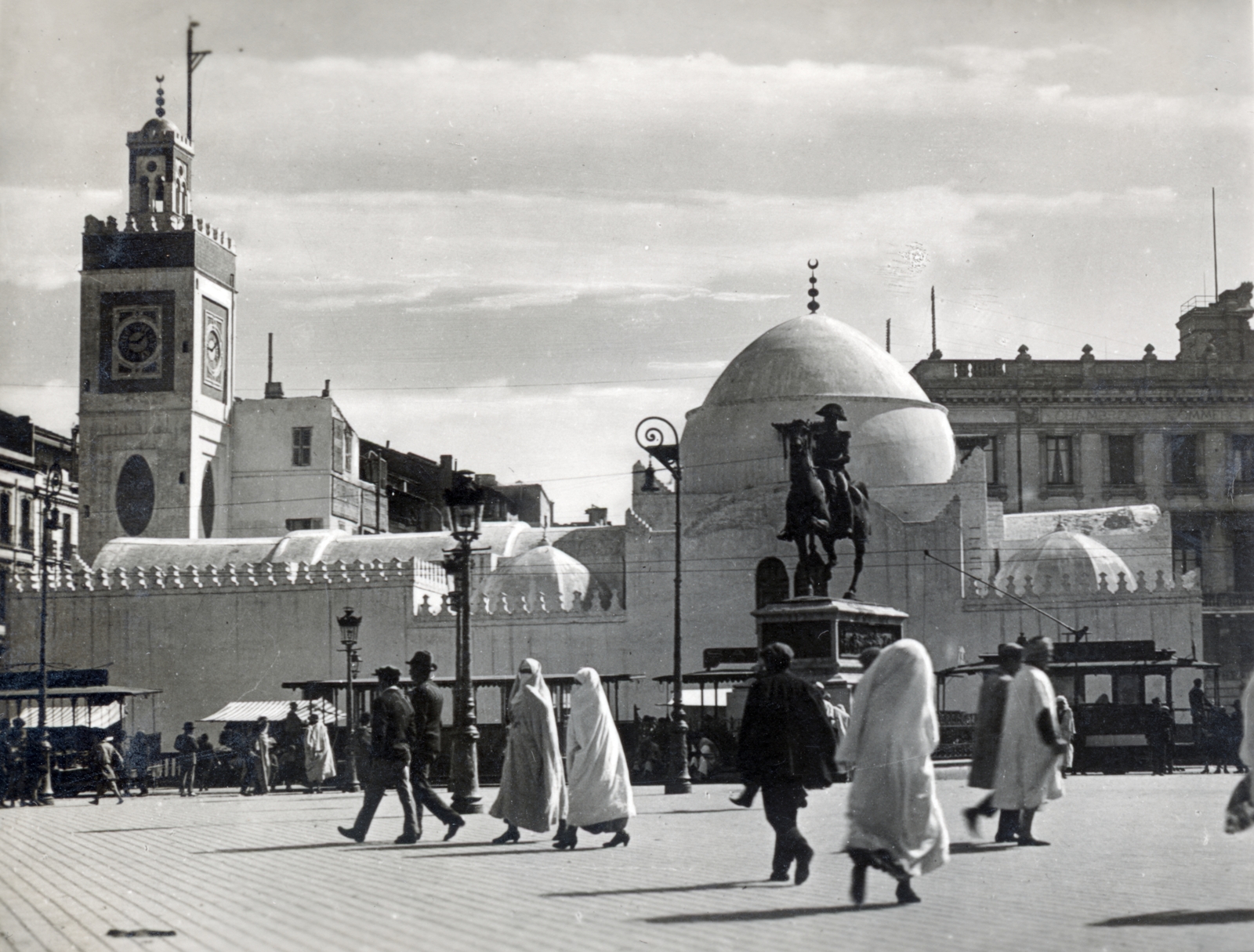 Algiers, Algiers, Place des Martyrs (Place du Gouvernement), előtérben Ferdinand-Philippe d'Orléans, az Orléans-i herceg lovas szobra (Carlo Marochetti, 1844.), mögötte az Új Mecset (Dzsama El Dzsedid)., 1936, Szántó Ildikó, church, lamp post, horse sculpture, Fortepan #226159