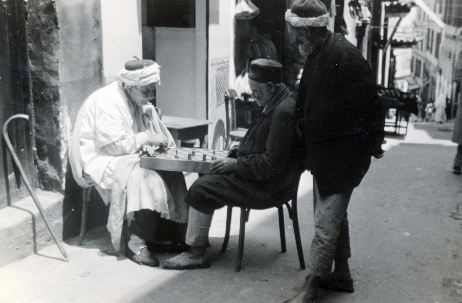 Algiers, Algiers, sakkozók., 1936, Szántó Ildikó, portrait, peeking, chess, Fortepan #226160