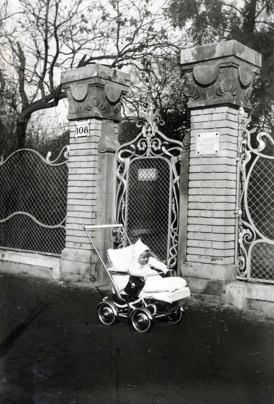 Magyarország, Budapest IV., a felvétel a Vécsey Károly utca 108. szám alatti villa kapujánál készült., 1938, Csókay Ágnes, babakocsi, kapu, kovácsoltvas, kovácsoltvas kapu, Budapest, Fortepan #226179