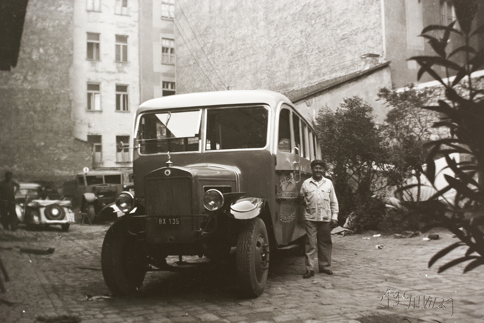 Hungary, Budapest IX., Liliom utca 16. Licenc alapján gyártott MÁVAG-Mercedes-Benz N típusú autóbusz. A felépítményt Kamasz Lajos bognár, Hidas Ede lakatos, Harmat József nyerges és Hurgner János fényező kisiparosok készítették a Rákoshegyi Autóbuszközlekedési Vállalat számára. A jármű Kőbánya, Részvény sörfőző és Rákoshegy között közlekedett., 1940, Fortepan/Album002, bus, Hungarian brand, Mercedes-brand, MÁVAG-brand, license, Budapest, Fortepan #22618