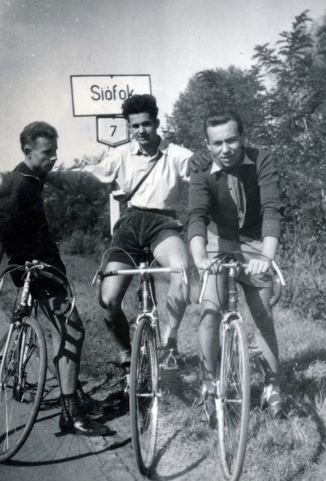 1957, Csókay Ágnes, bicycle, friendship, portrait, place-name signs, racing bicycle, three people, Fortepan #226211