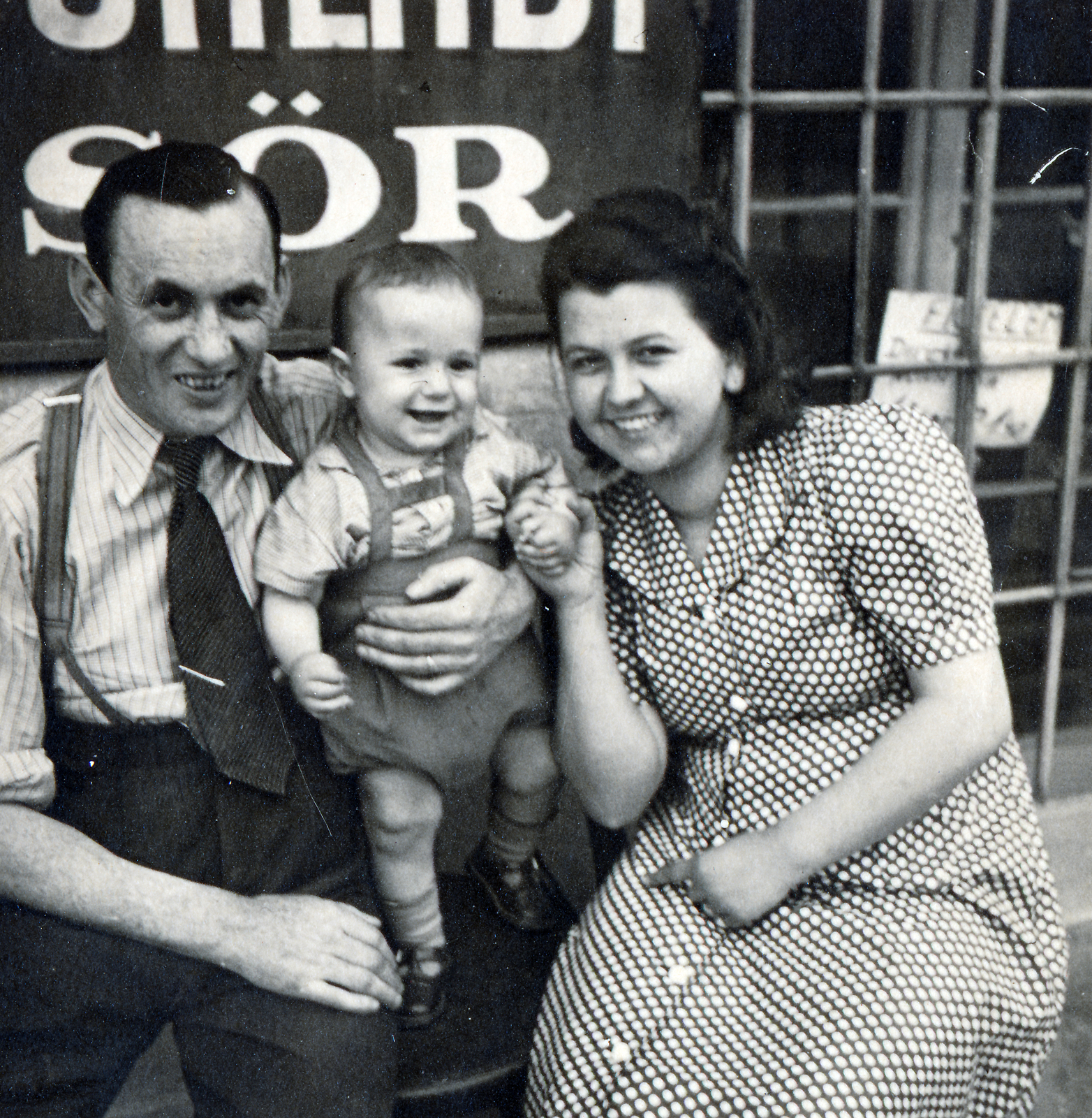 Hungary, Budapest X., Bihari utca 12/a számú ház, a felvétel Geller Dezső vendéglője előtt készült., 1941, Csókay Ágnes, Budapest, portrait, family, kid, Fortepan #226225