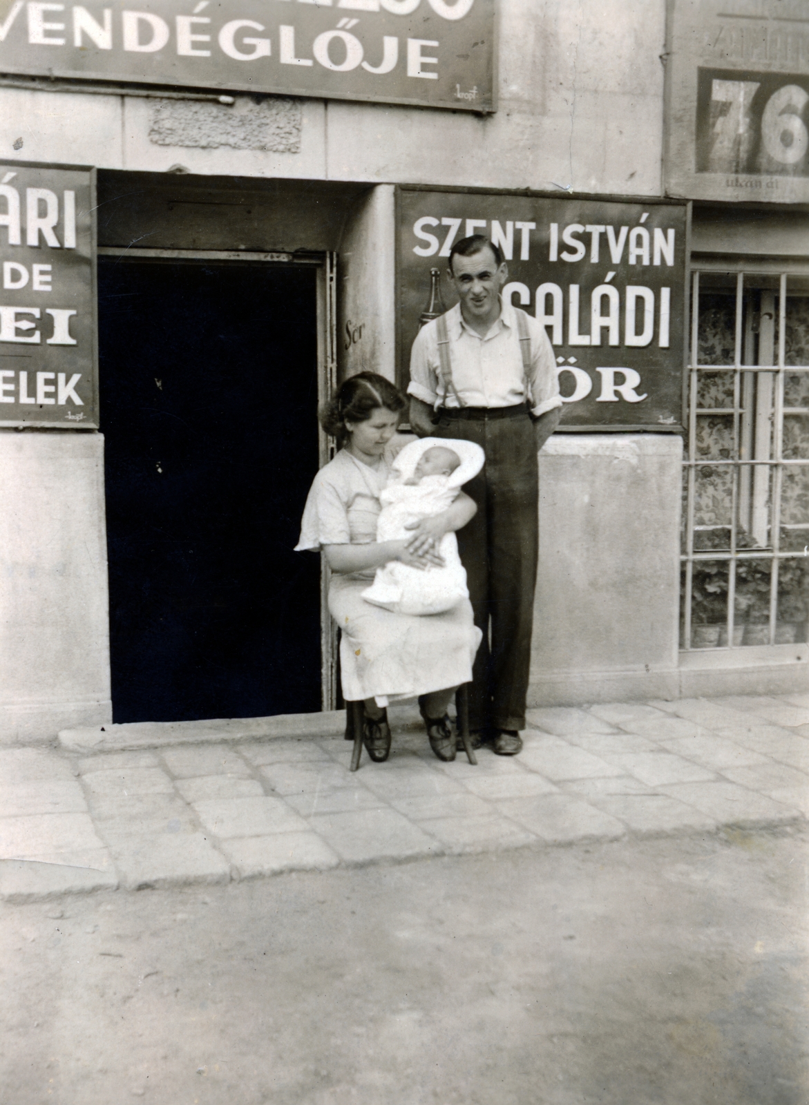 Hungary, Budapest X., Bihari utca 12/a számú ház, a felvétel Geller Dezső vendéglője előtt készült., 1938, Csókay Ágnes, Budapest, store display, pride, restaurant, hold in arms, three people, Fortepan #226240