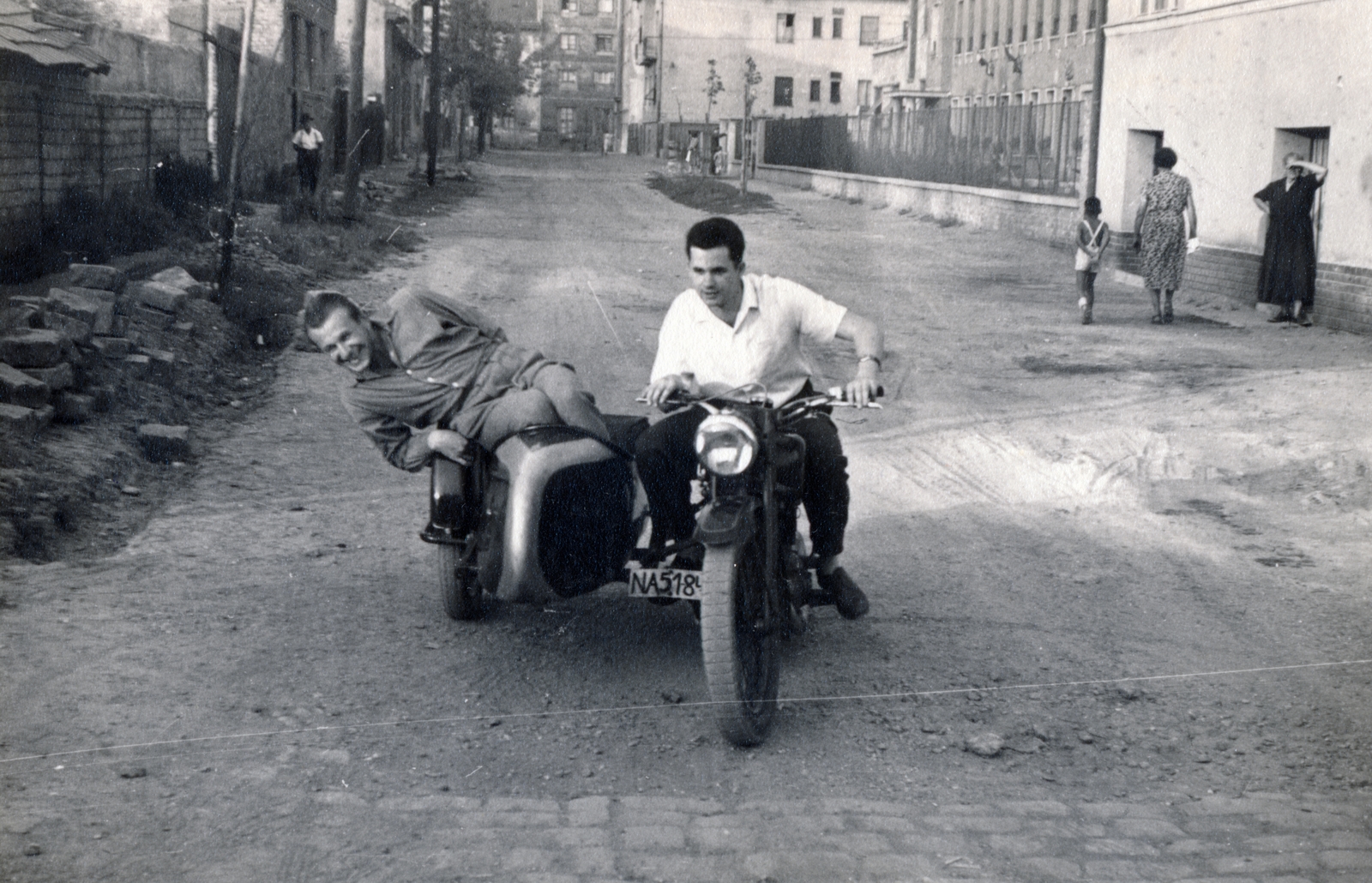 Magyarország, Budapest X., Fokos utca a Horog utcától a Szállás utca felé nézve., 1959, Csókay Ágnes, oldalkocsis motorkerékpár, tréfálkozás, Budapest, mutatvány, Fortepan #226243