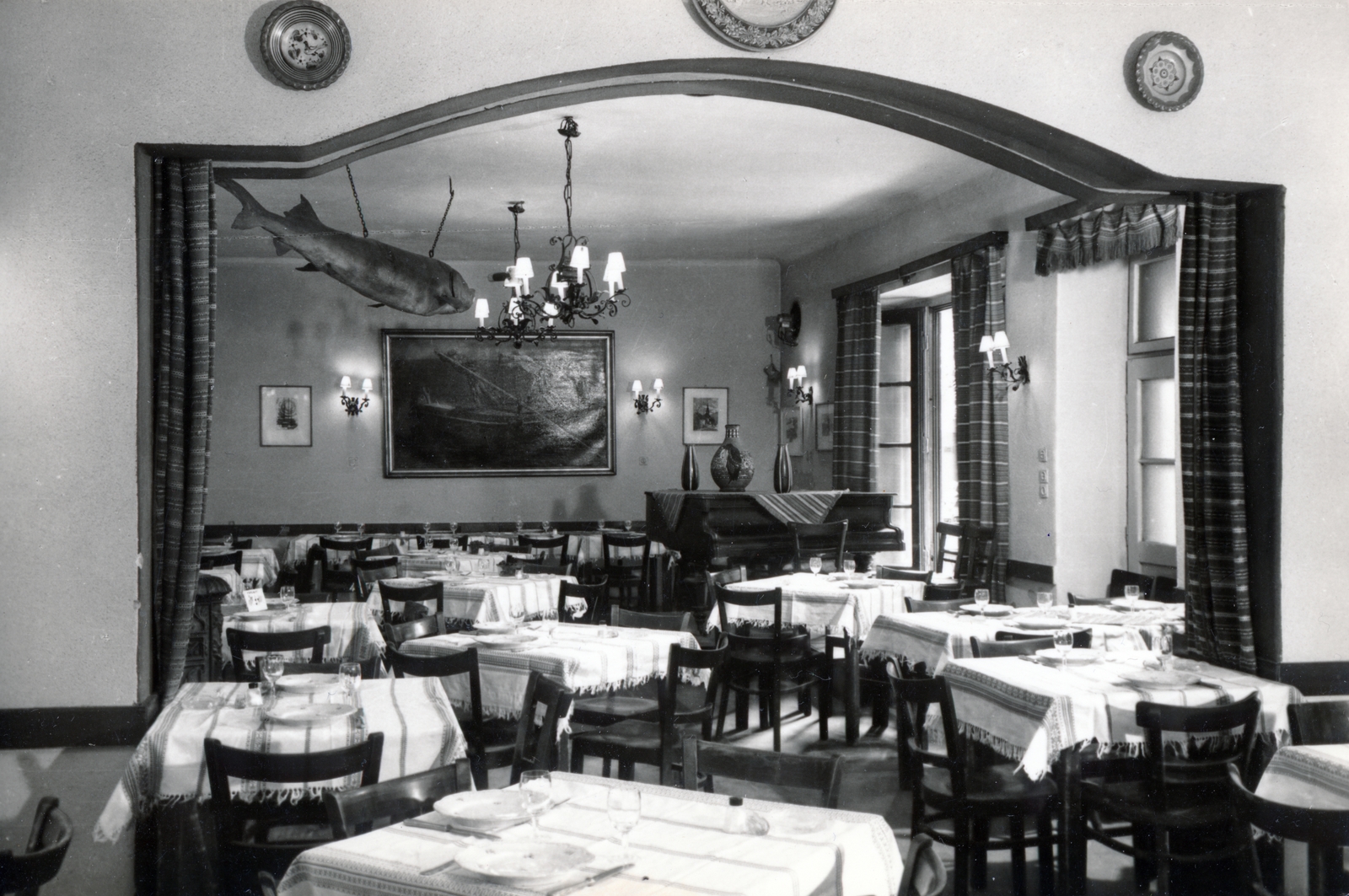 Hungary, Budapest II., Margit körút (Mártírok útja) 14., Paksi Halászcsárda., 1958, Csókay Ágnes, restaurant, interior, Budapest, Fortepan #226246