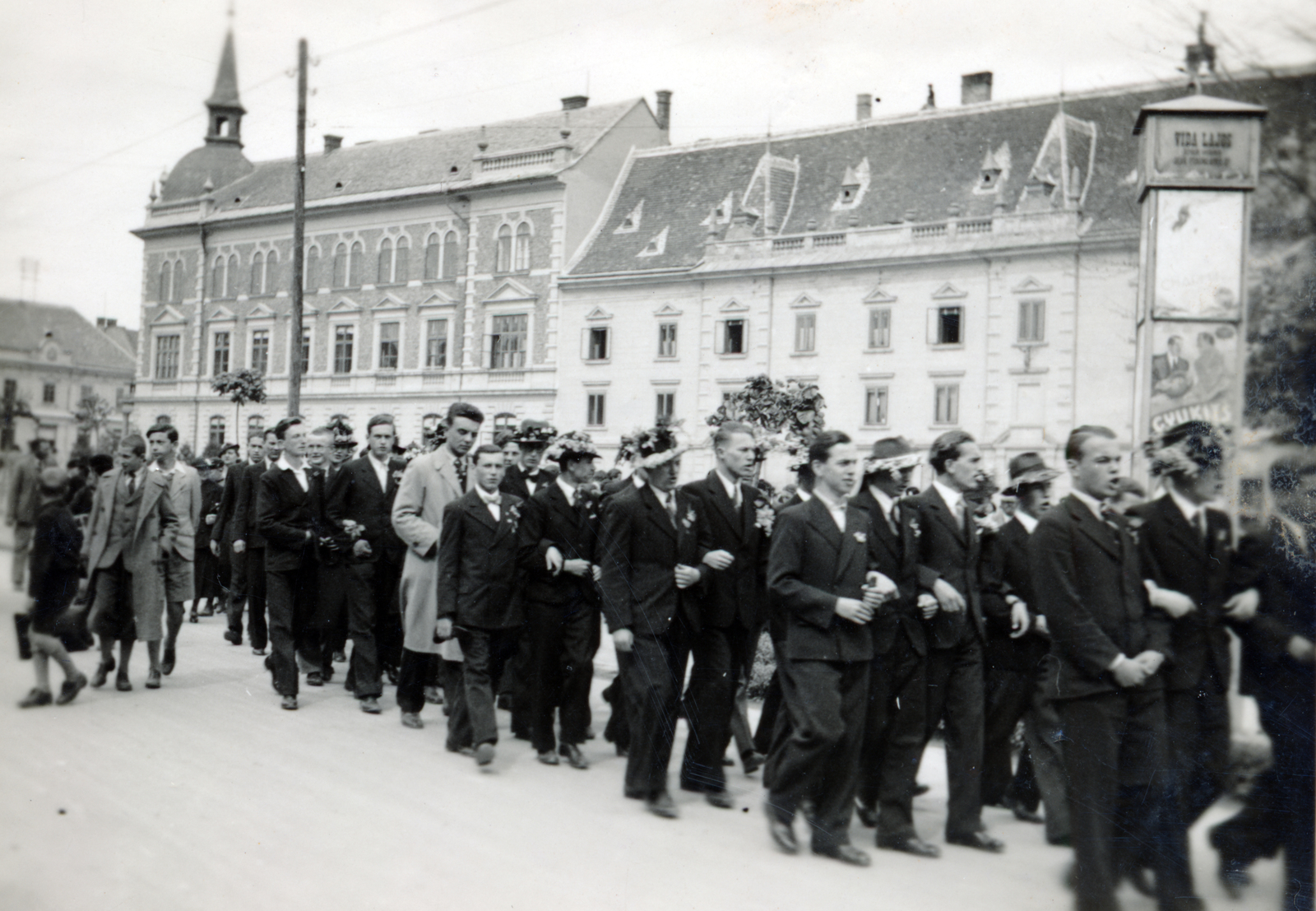 Hungary,Lake Balaton, Keszthely, Fő tér, ballagó diákok, háttérben a Premontrei gimnázium (később Vajda János Gimnázium) és rendház (később Premontrei Szakgimnázium, Technikum és Kollégium)., 1935, Fóris Gábor / Vastagh Miklós hagyatéka, graduation, main square, Fortepan #226328