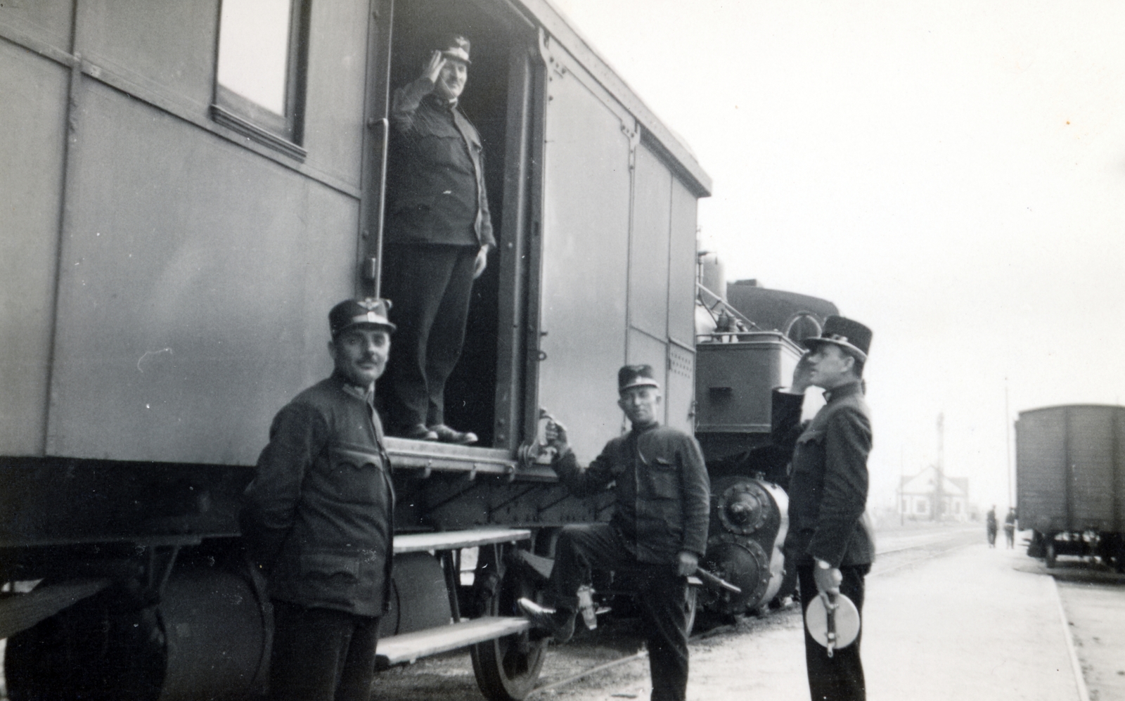 1934, Fóris Gábor / Vastagh Miklós hagyatéka, railroader, salute, Fortepan #226336