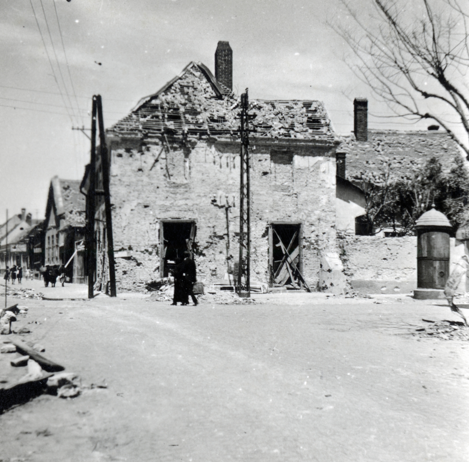 1946, Fóris Gábor / Vastagh Miklós hagyatéka, pylon, men, war damage, damaged building, black dress, Fortepan #226343
