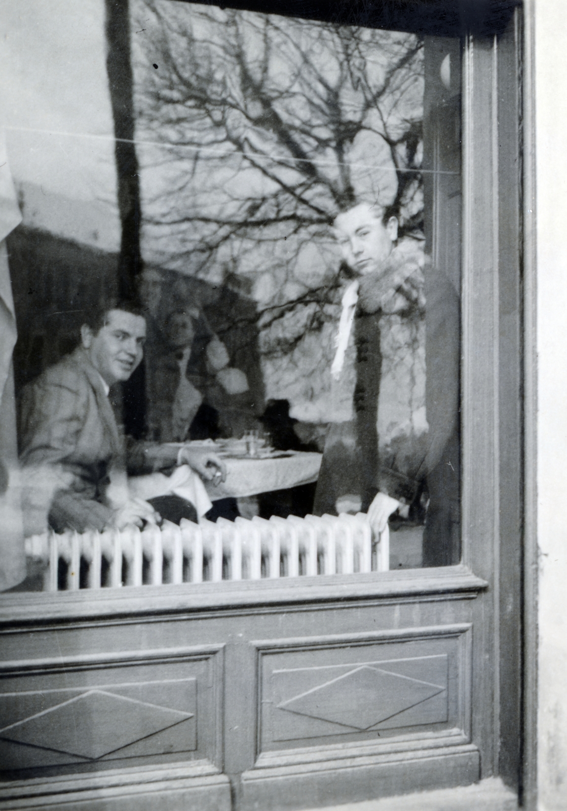 1943, Fóris Gábor / Vastagh Miklós hagyatéka, portrait, peeking, Fortepan #226347