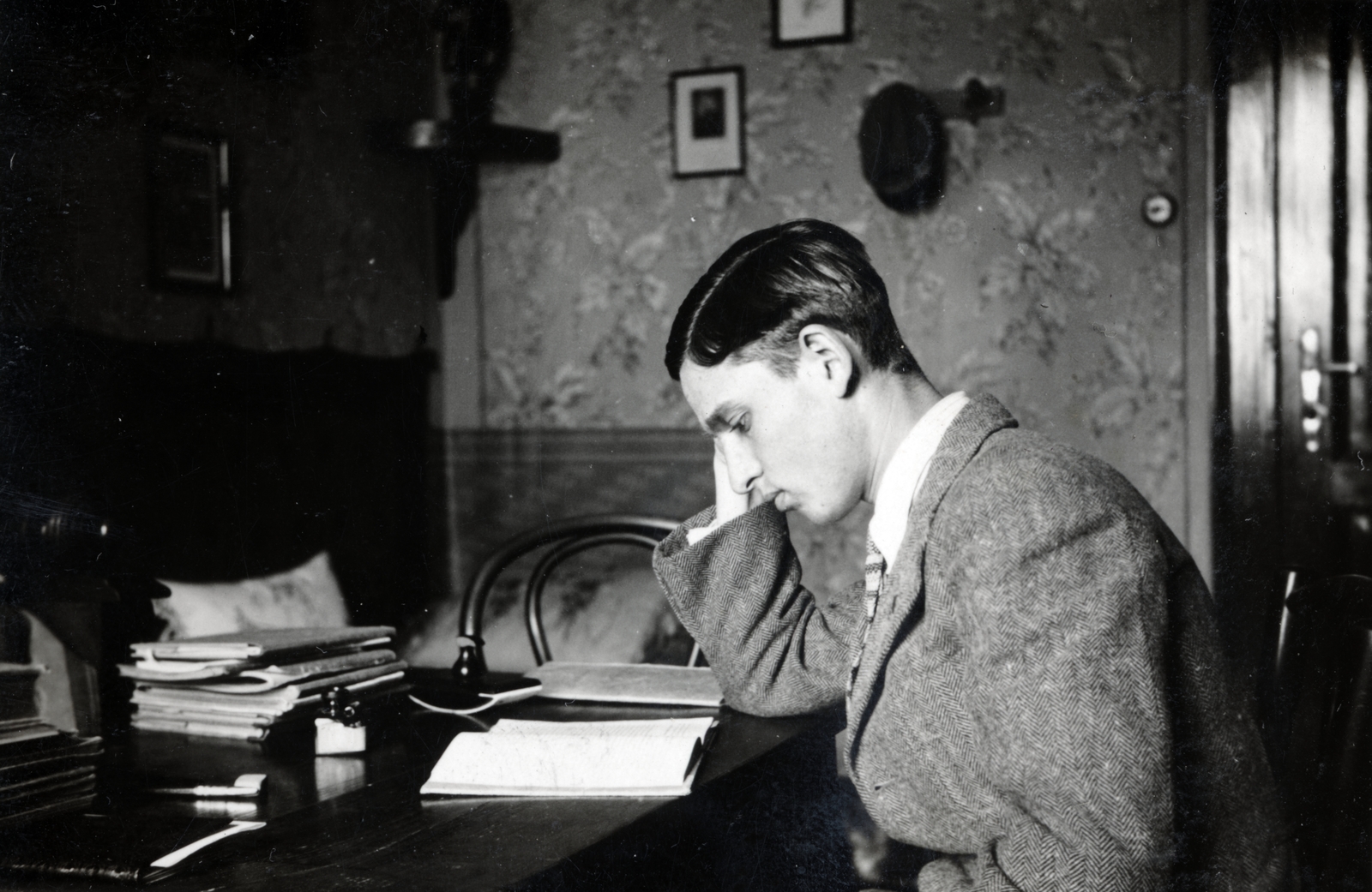 Magyarország,Balaton, Keszthely, 1929, Fóris Gábor / Vastagh Miklós hagyatéka, portré, tanulás, kamasz, Fortepan #226365