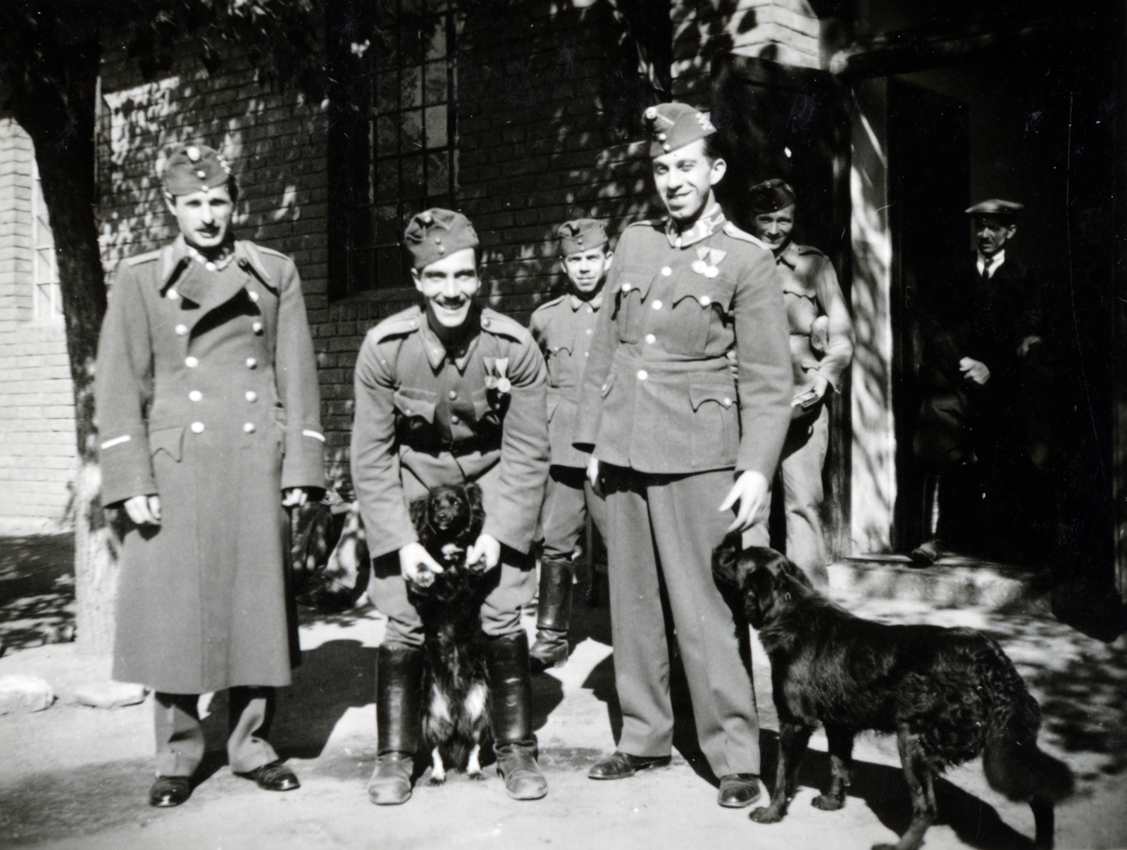 1941, Fóris Gábor / Vastagh Miklós hagyatéka, tableau, dog, peeking, soldier, Fortepan #226393