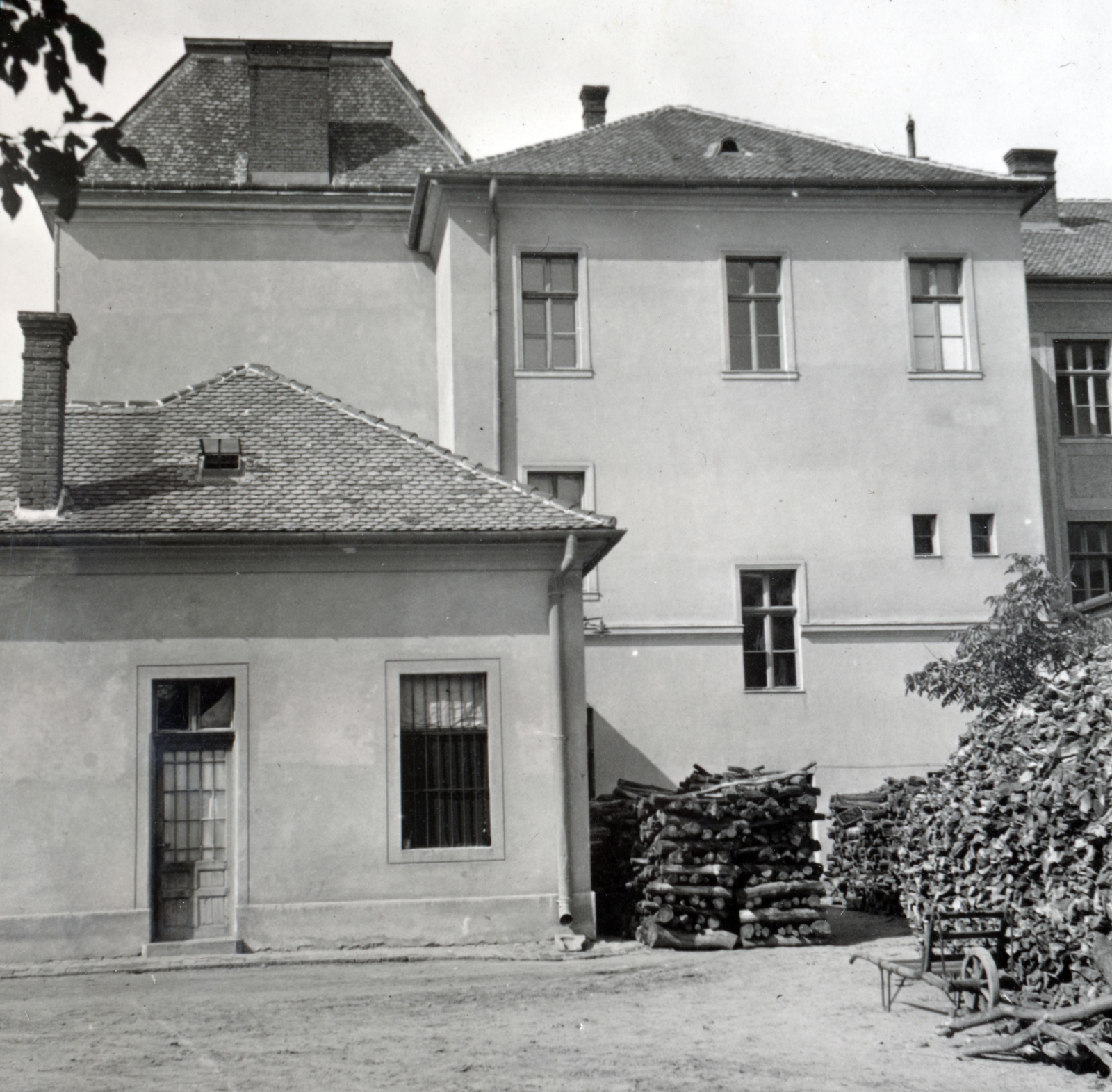Magyarország, Debrecen, Varga utca 2., a Piarista rendház (később Szent József Kollégium) udvara., 1934, Fóris Gábor / Vastagh Miklós hagyatéka, épület, farakás, Fortepan #226413