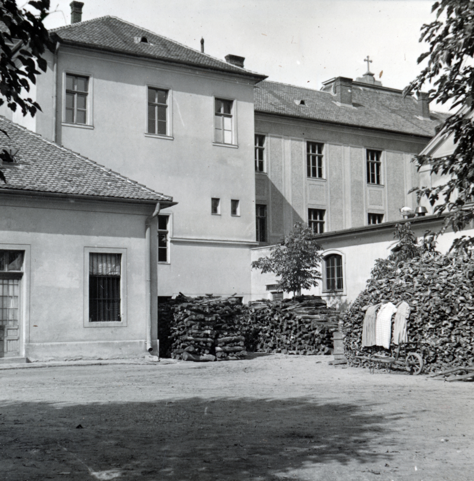 Hungary, Debrecen, Varga utca 2., a Piarista rendház (később Szent József Kollégium) udvara., 1934, Fóris Gábor / Vastagh Miklós hagyatéka, Fortepan #226415