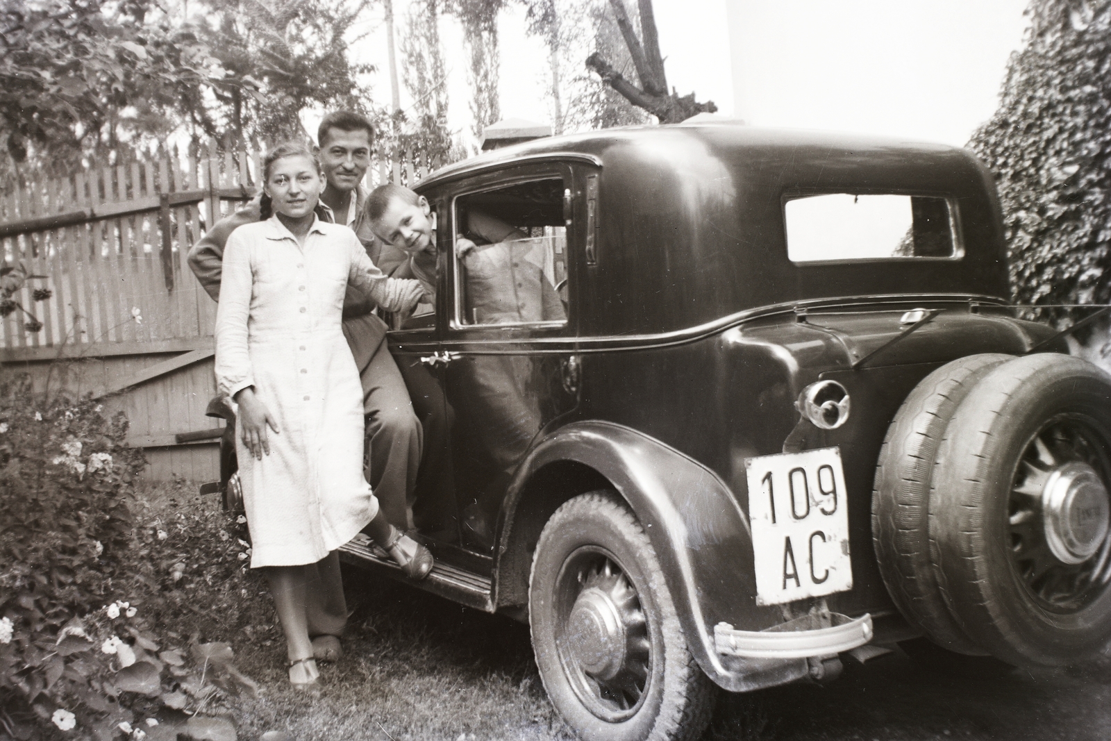Lancia személygépkocsi., 1942, Fortepan/Album002, Italian brand, lady, automobile, number plate, summer dresses, Fortepan #22642