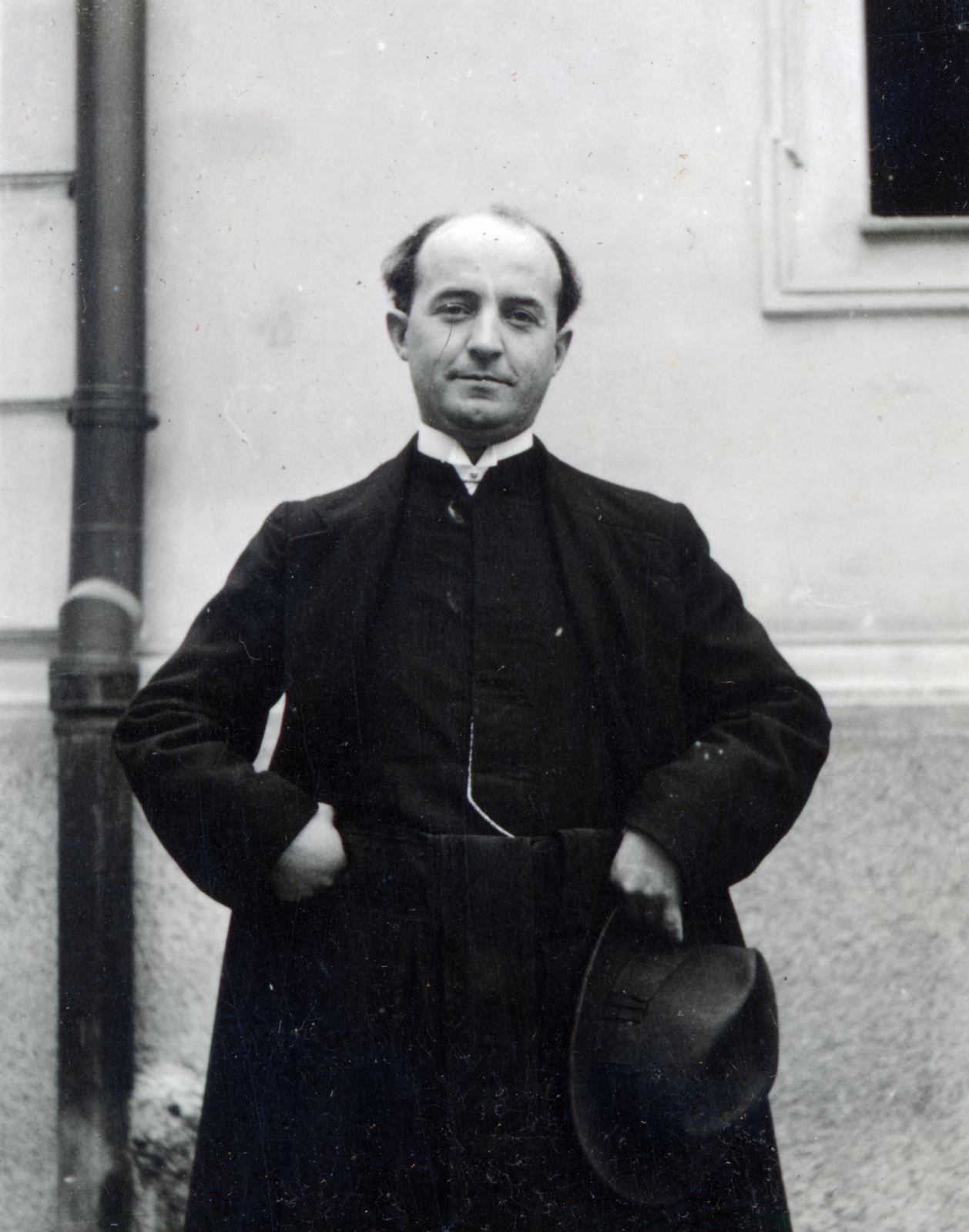 Hungary, Debrecen, Varga utca 2., a felvétel a Piarista rendház (később Szent József Kollégium) udvarán készült, 1934, Fóris Gábor / Vastagh Miklós hagyatéka, portrait, priest, cassock, hat in hand, watch chain, Fortepan #226420