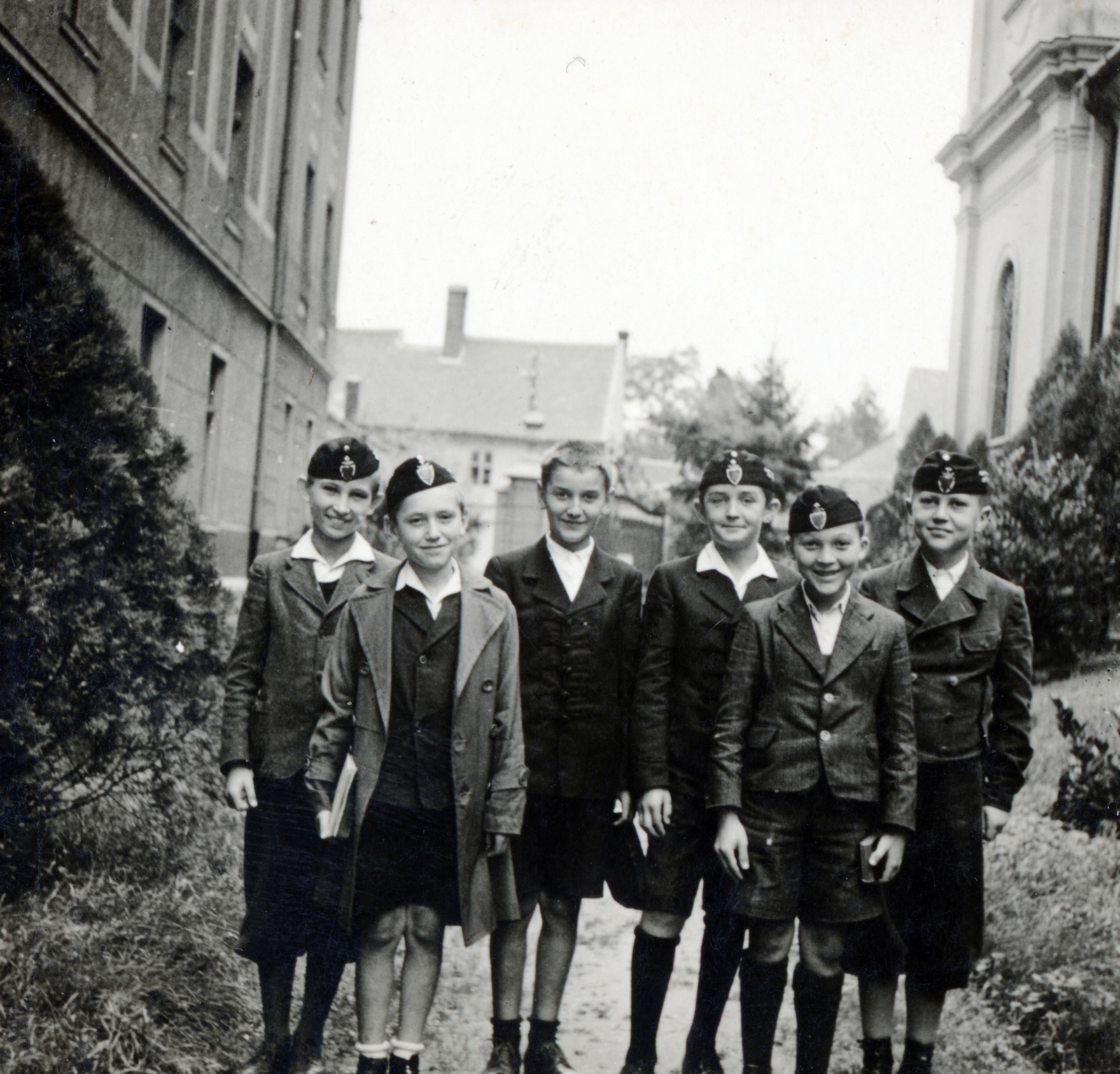Hungary, Debrecen, Varga utca 2., a felvétel a Piarista rendház (később Szent József Kollégium) udvarán készült, jobbra a Szent Anna-székesegyház., 1934, Fóris Gábor / Vastagh Miklós hagyatéka, tableau, Fortepan #226423
