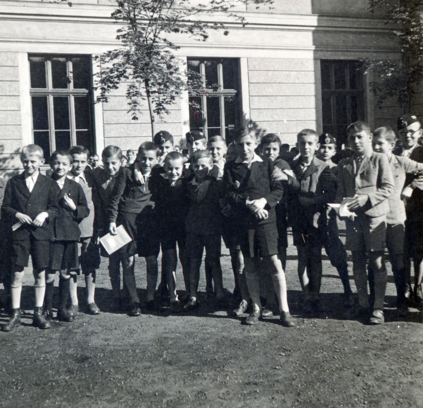 Hungary, Debrecen, Szent Anna utca 17., a felvétel a Debreceni Kegyestanítórendi Római Katolikus Calasanzi Szent József Gimnázium (később Szent József Óvoda, Általános Iskola, Gimnázium és Kollégium) udvarán készült., 1934, Fóris Gábor / Vastagh Miklós hagyatéka, class photo, boys, Fortepan #226424