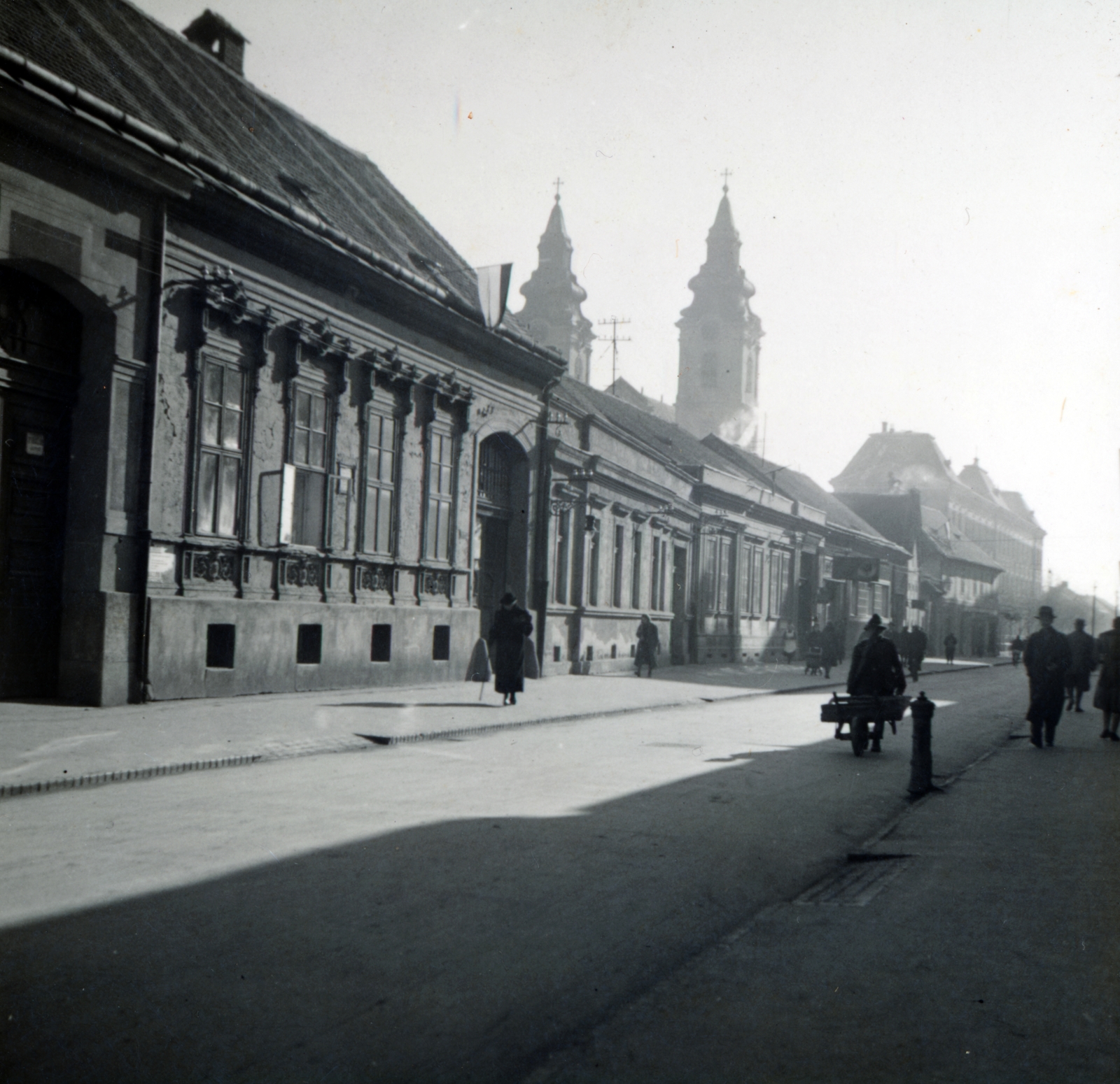 Hungary, Debrecen, Batthyány utca, háttérben a Szent Anna-székesegyház, jobbra a Szent Anna utca sarkán álló Varga utca 2., a Piarista rendház (később Szent József Kollégium) épülete látható., 1938, Fóris Gábor / Vastagh Miklós hagyatéka, Fortepan #226427