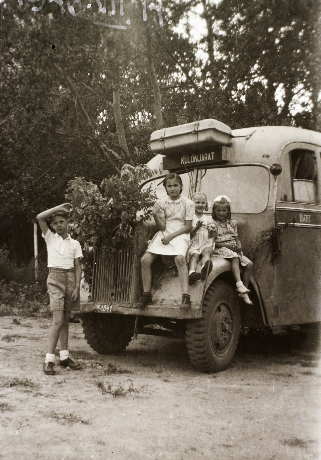 Magyarország, Budapest, Budapestvidéki Autóbuszközlekedési Részvénytársaság (BART) Opel Blitz típusú autóbusza., 1946, Fortepan/Album002, autóbusz, német gyártmány, Opel-márka, virágdíszítés, kislány, gyerek, rendszám, Opel Blitz, autón ülni, Fortepan #22643