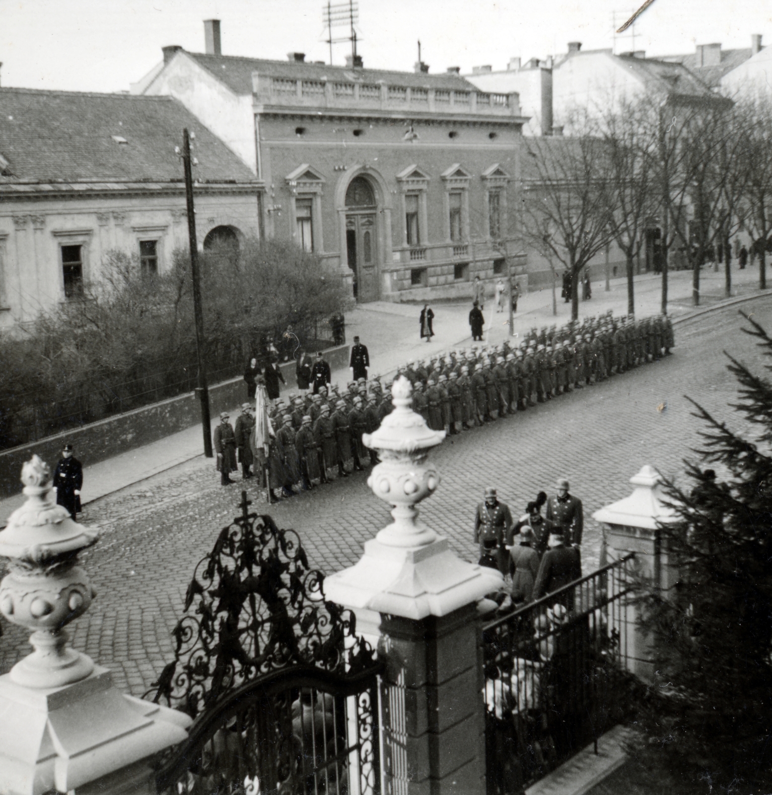 Hungary, Debrecen, Szent Anna utca 17., a díszszázad a Debreceni Kegyestanítórendi Római Katolikus Calasanzi Szent József Gimnázium (később Szent József Óvoda, Általános Iskola, Gimnázium és Kollégium) előtt sorakozott fel., 1938, Fóris Gábor / Vastagh Miklós hagyatéka, Fortepan #226435