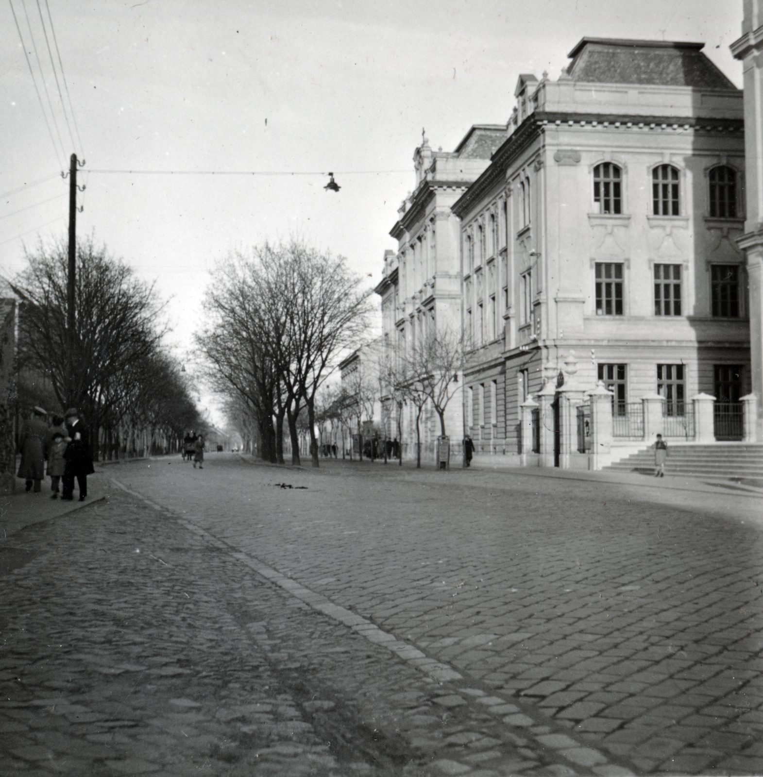 Hungary, Debrecen, Szent Anna utca, a felvétel a Szent Anna-székesegyház előtt készült. Szemben a Debreceni Kegyestanítórendi Római Katolikus Calasanzi Szent József Gimnázium (később Szent József Óvoda, Általános Iskola, Gimnázium és Kollégium) épülete., 1938, Fóris Gábor / Vastagh Miklós hagyatéka, Fortepan #226436