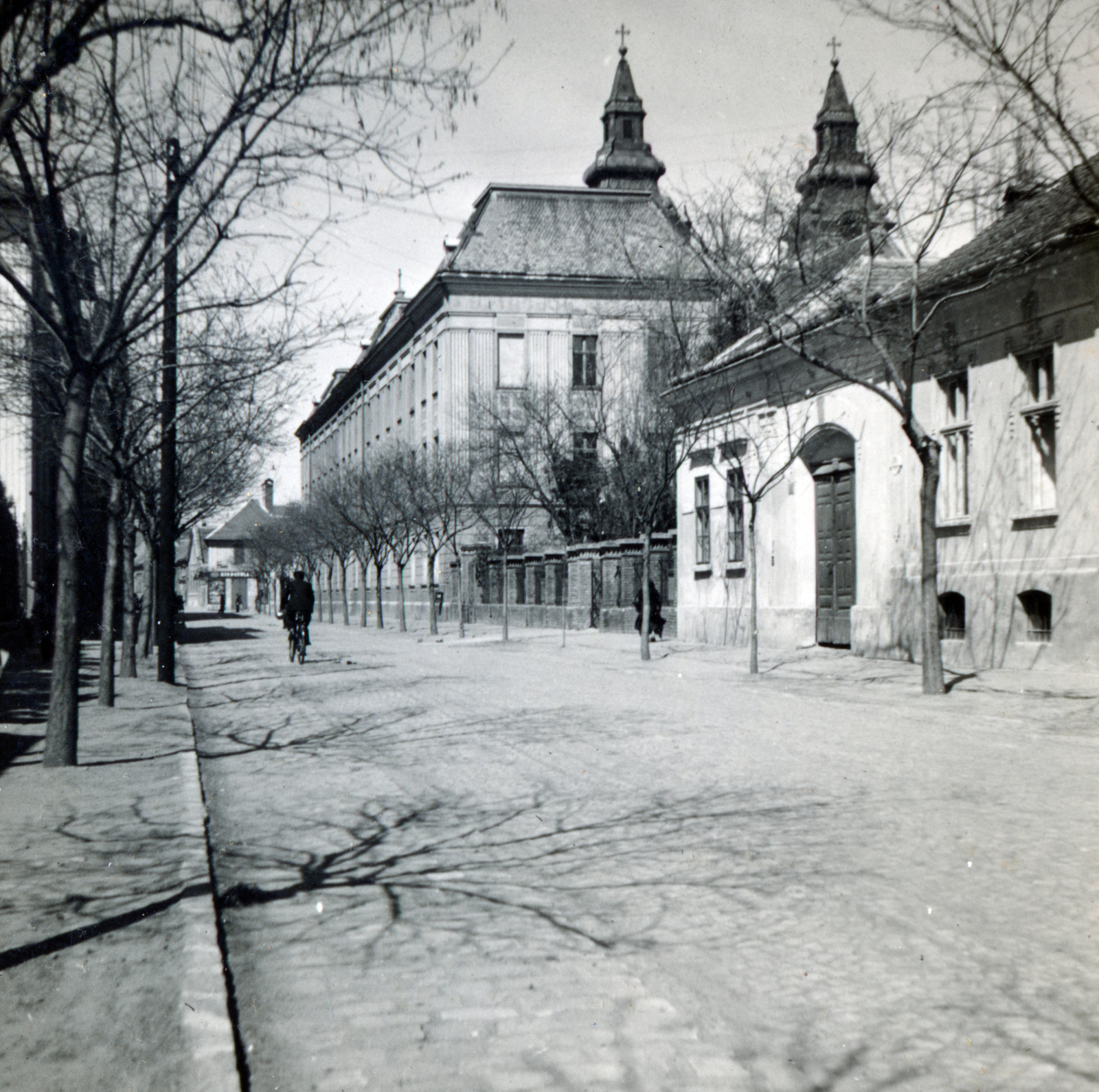Hungary, Debrecen, Varga utca, szemben a 2-es számú épület a Piarista rendház (később Szent József Kollégium). Háttérben jobbra a Szent Anna-székesegyház tornyai láthatók, 1938, Fóris Gábor / Vastagh Miklós hagyatéka, Fortepan #226445