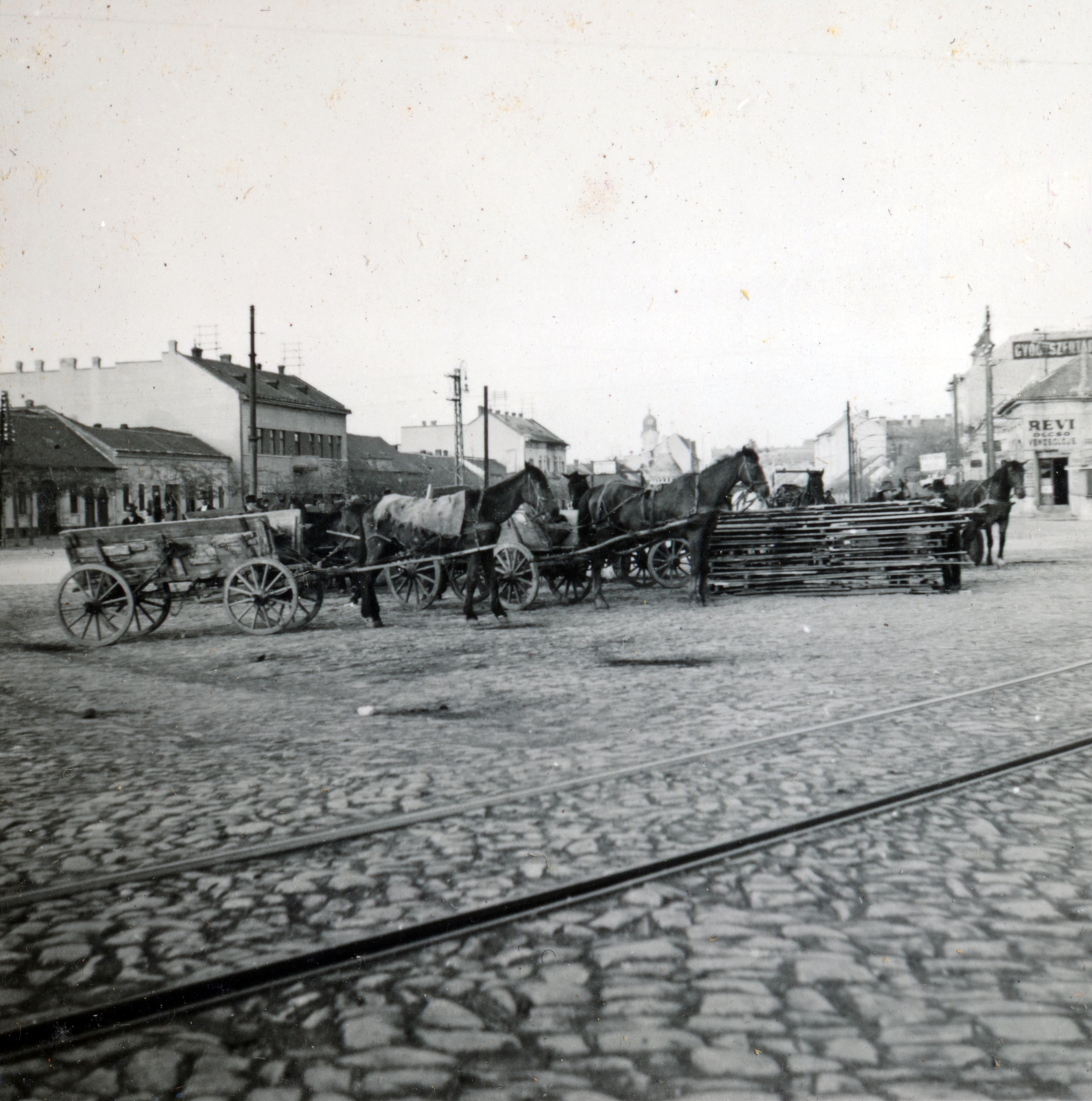 Hungary, Debrecen, Vásártér a Segner (Bethlen Gábor) térnél, háttérben a Hatvan utca házsora, távolban a Református Nagytemplom tornya látható., 1938, Fóris Gábor / Vastagh Miklós hagyatéka, Fortepan #226448