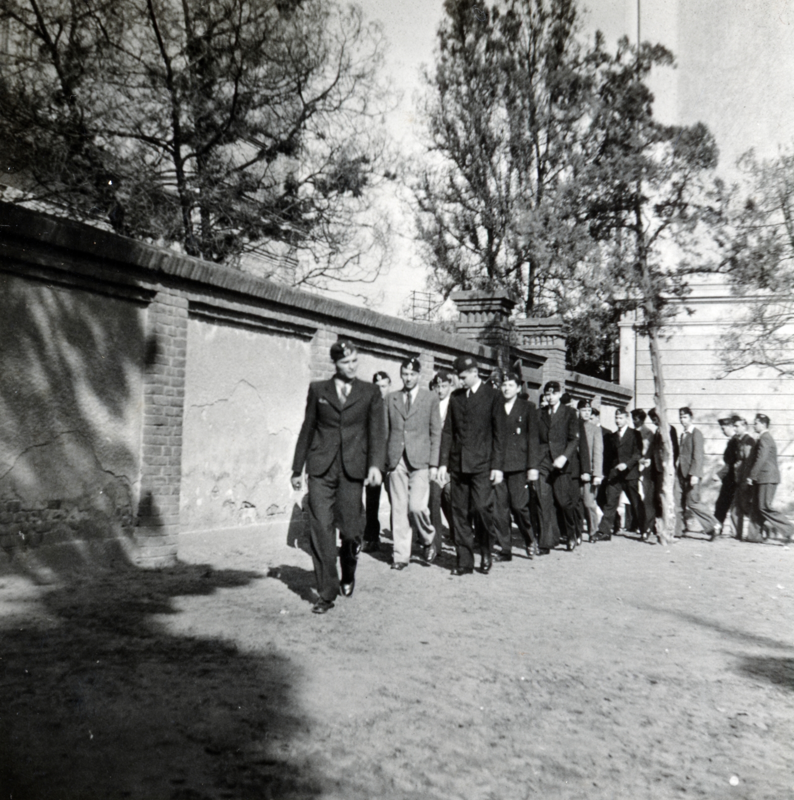 Hungary, Debrecen, Szent Anna utca 17., a felvétel a Debreceni Kegyestanítórendi Római Katolikus Calasanzi Szent József Gimnázium (később Szent József Óvoda, Általános Iskola, Gimnázium és Kollégium) udvarán készült., 1936, Fóris Gábor / Vastagh Miklós hagyatéka, Fortepan #226479