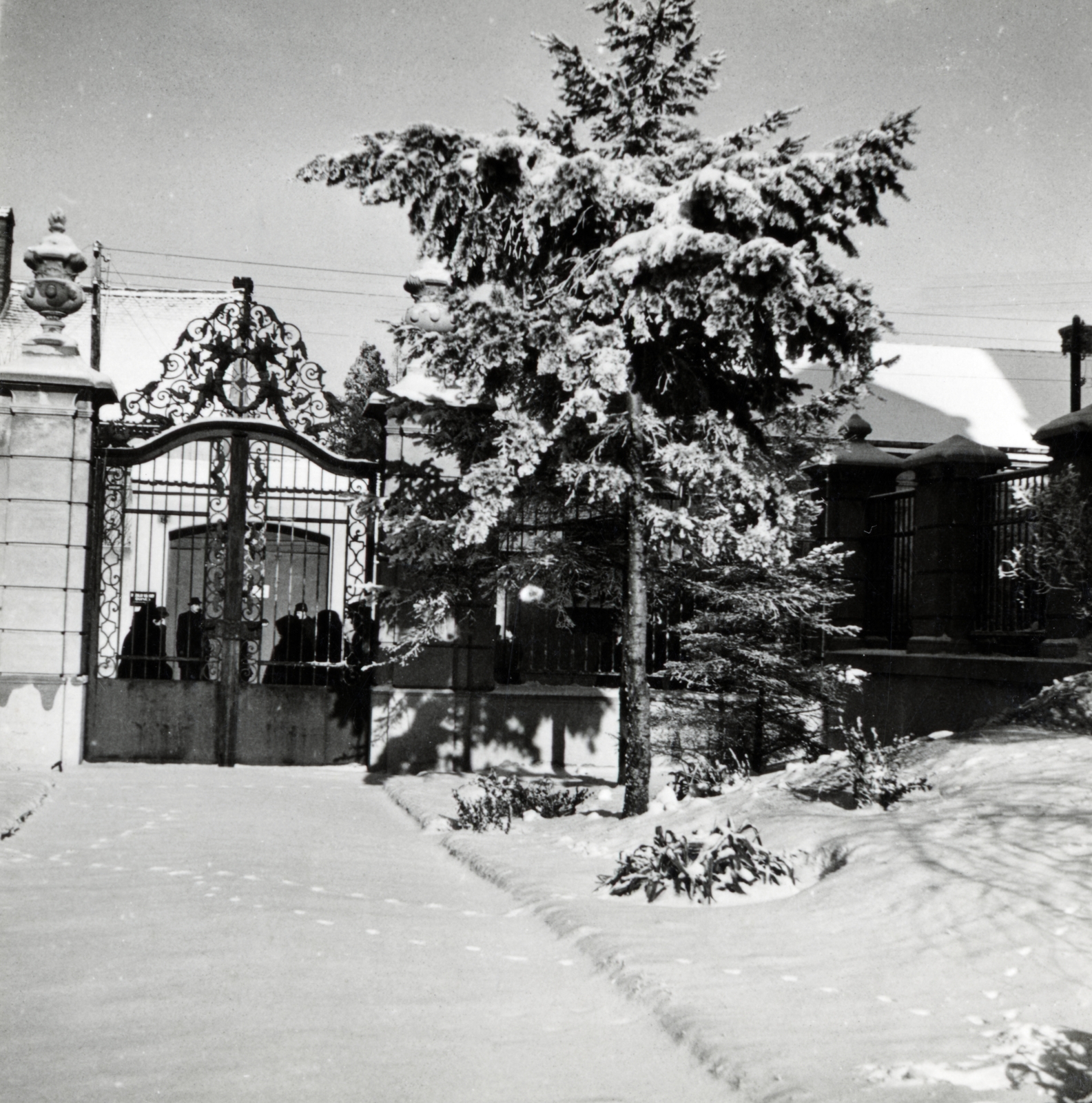 Magyarország, Debrecen, Szent Anna utca, a Szent Anna-székesegyház egyik kapuja., 1936, Fóris Gábor / Vastagh Miklós hagyatéka, Fortepan #226485