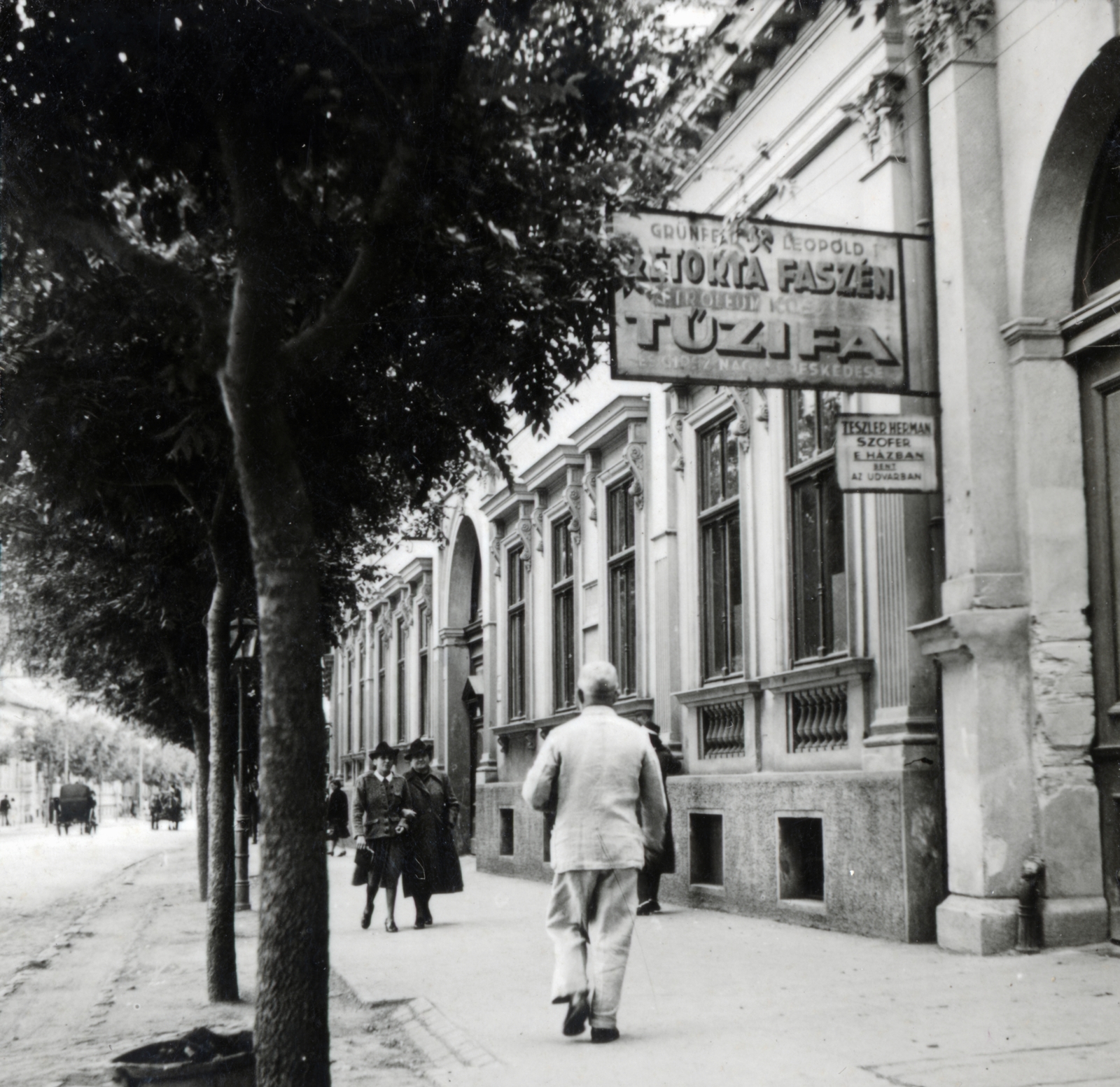 Hungary, Debrecen, Hatvan utca, a felvétel a 21. számú ház kapuja előtt készült, mellette a 23-as számú épület., 1936, Fóris Gábor / Vastagh Miklós hagyatéka, store display, Fortepan #226493