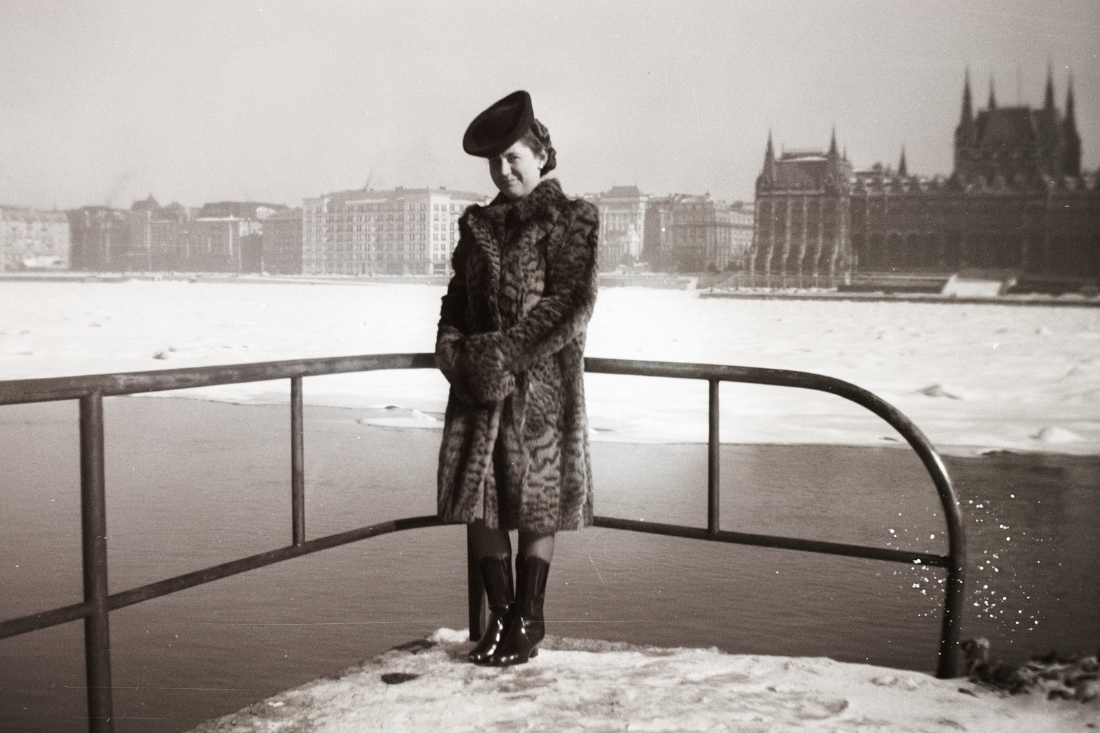 Hungary, Budapest I., budai alsó rakpart., 1940, Fortepan/Album002, fashion, hat, winter, flood, woman, fur coat, boots, Budapest, Fortepan #22650