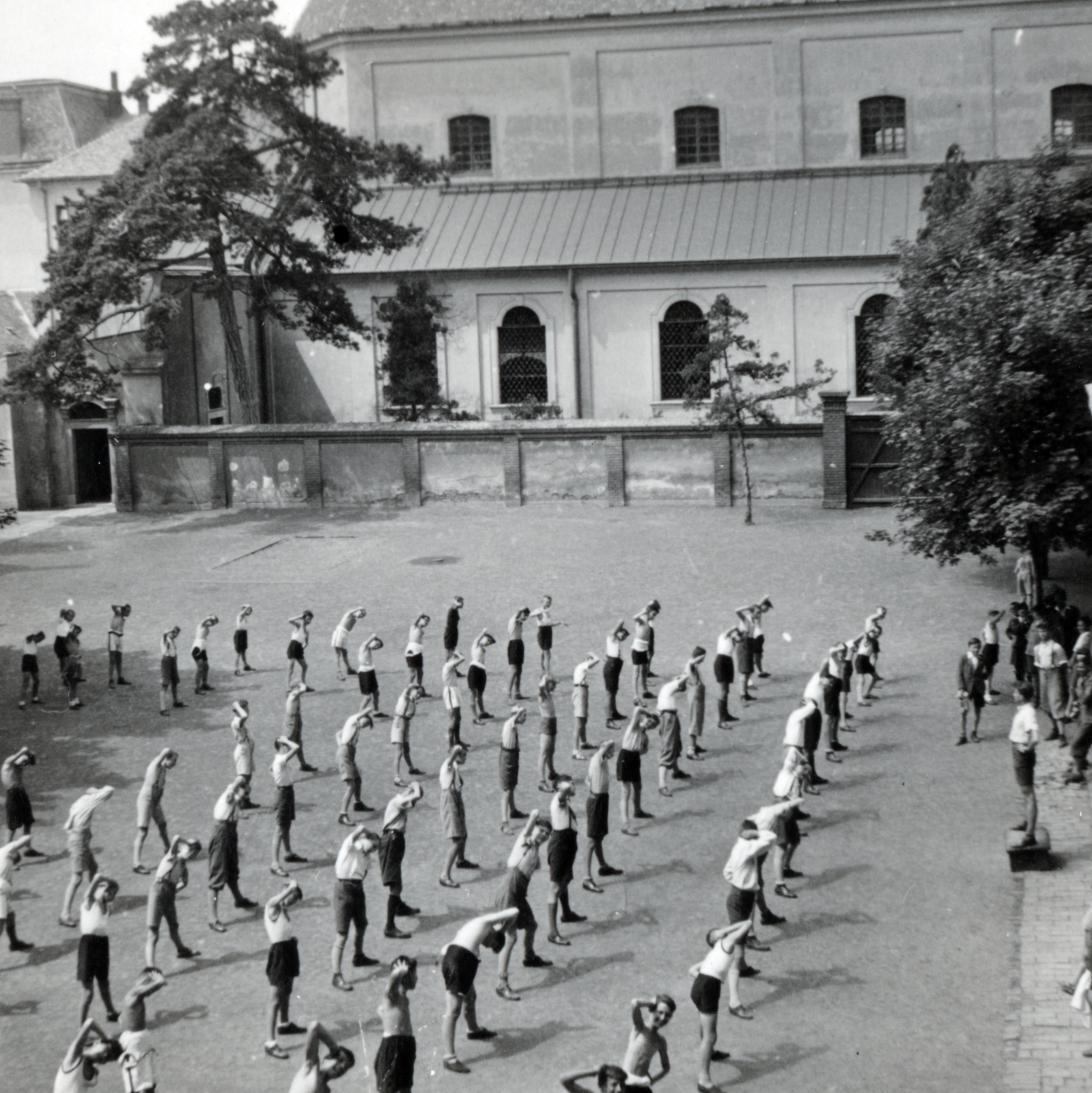 Hungary, Debrecen, Szent Anna utca 17., a felvétel a Debreceni Kegyestanítórendi Római Katolikus Calasanzi Szent József Gimnázium (később Szent József Óvoda, Általános Iskola, Gimnázium és Kollégium) udvarán készült., 1937, Fóris Gábor / Vastagh Miklós hagyatéka, exercise, Fortepan #226507