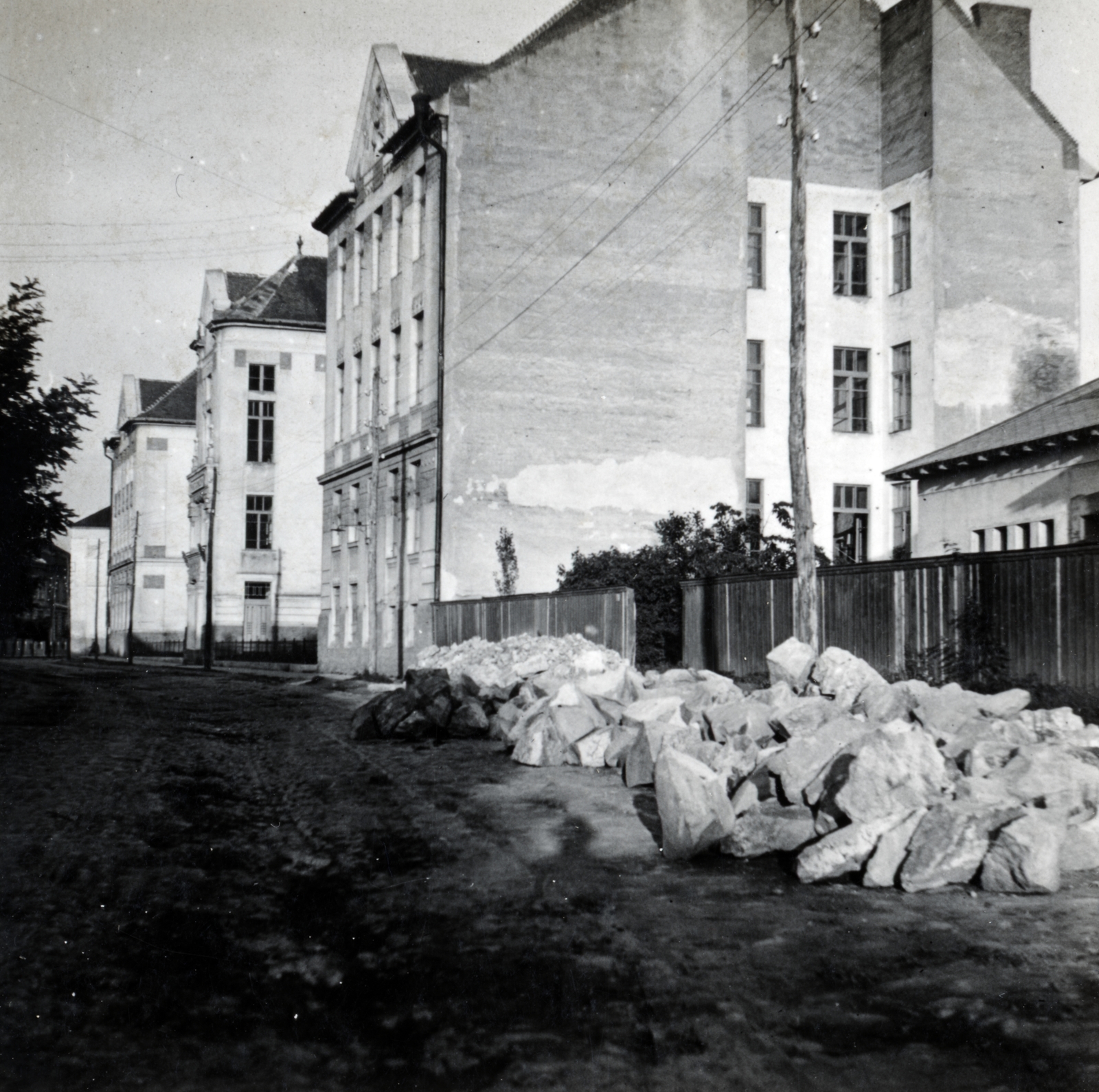 Romania,Transylvania, Sighetu Marmației, Strada Mihai Viteazu, előtérben a Máramarosszigeti Piarista Gimnázium., 1937, Fóris Gábor / Vastagh Miklós hagyatéka, Fortepan #226509