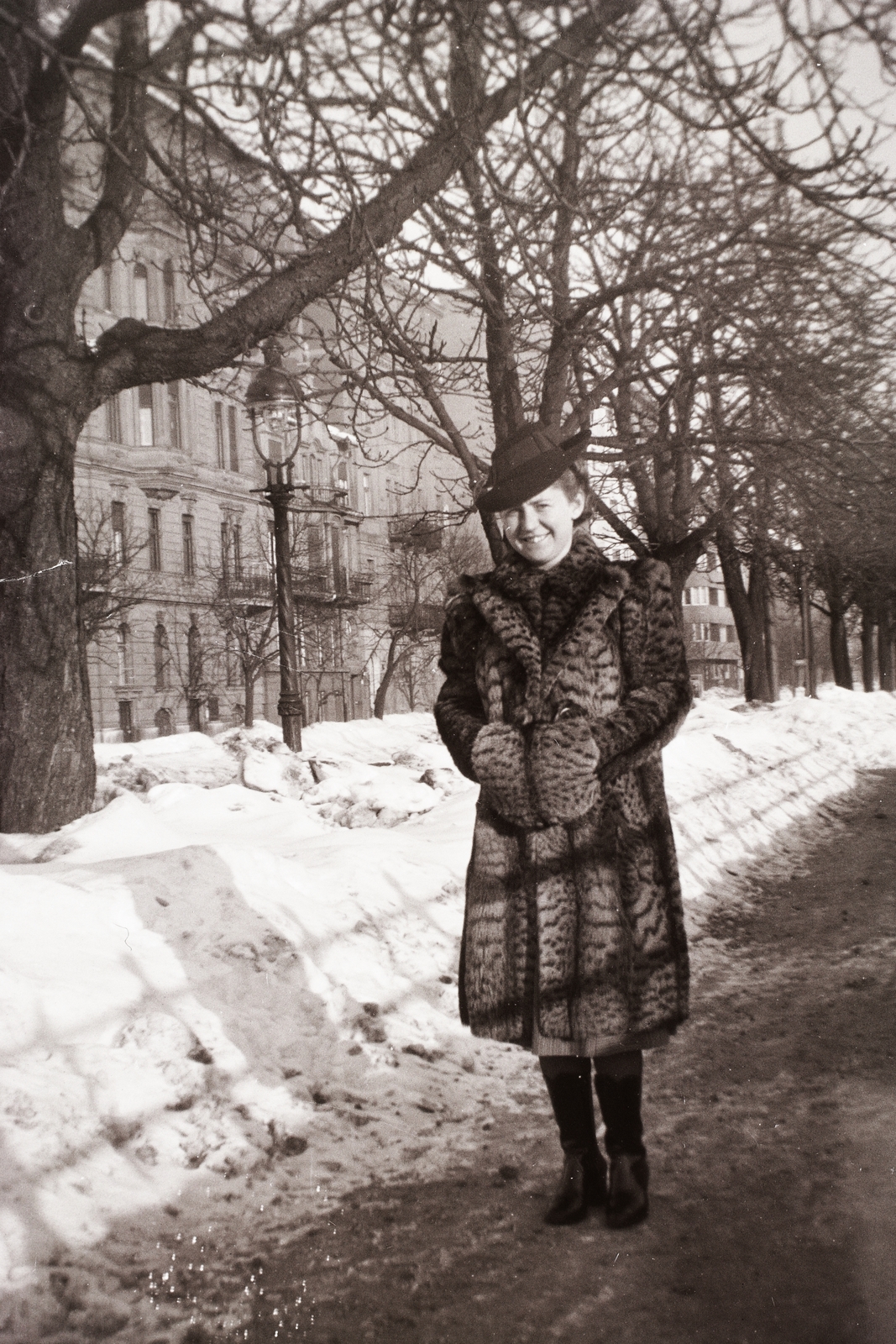 Hungary, Budapest II., Bem (Margit) rakpart a Csalogány utca és a Vitéz utca között., 1940, Fortepan/Album002, portrait, winter, snow, fur coat, lady, Budapest, Fortepan #22651