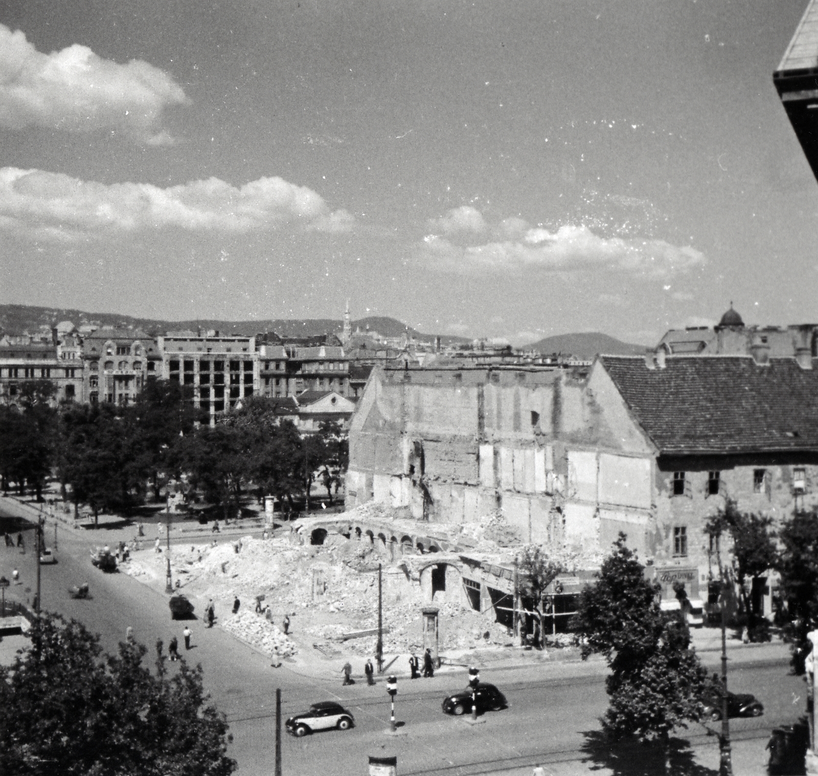 Hungary, Budapest V.,Budapest VI., kilátás az Anker-házból az Erzsébet (Sztálin) tér felé, szemben a Kemnitzer ("Két török") ház bontása., 1946, Fortepan/Album075, Budapest, rails, lamp post, war damage, damaged building, wood, pedestrian, automobile, Fortepan #226525