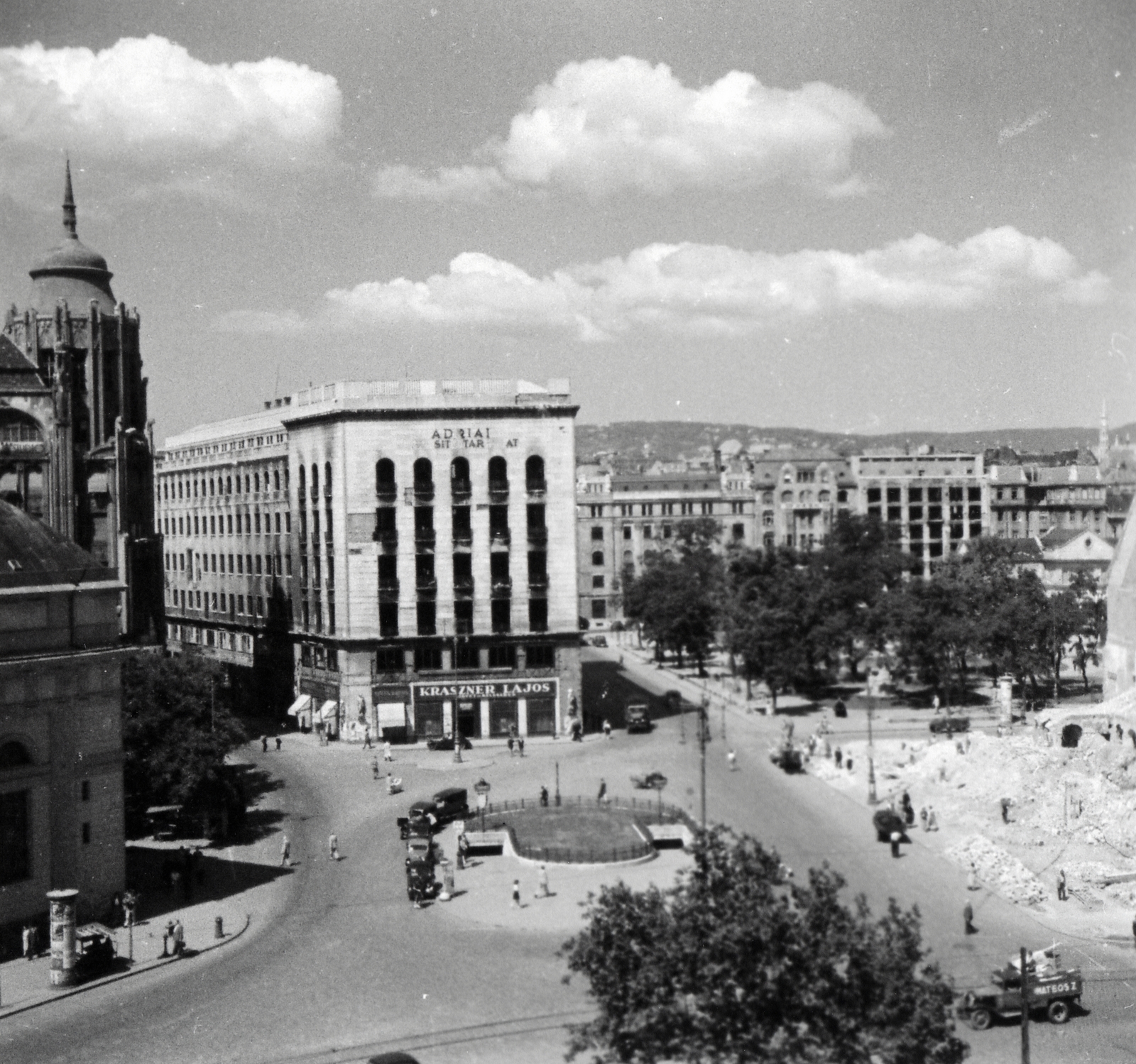 Hungary, Budapest V., kilátás az Anker-házból a Deák Ferenc tér és az Erzsébet (Sztálin) tér felé, szemben az Adria-palota, jobbra a Kemnitzer ("Két török") ház bontása., 1946, Fortepan/Album075, Budapest, commercial vehicle, wood, automobile, ad pillar, Fortepan #226527