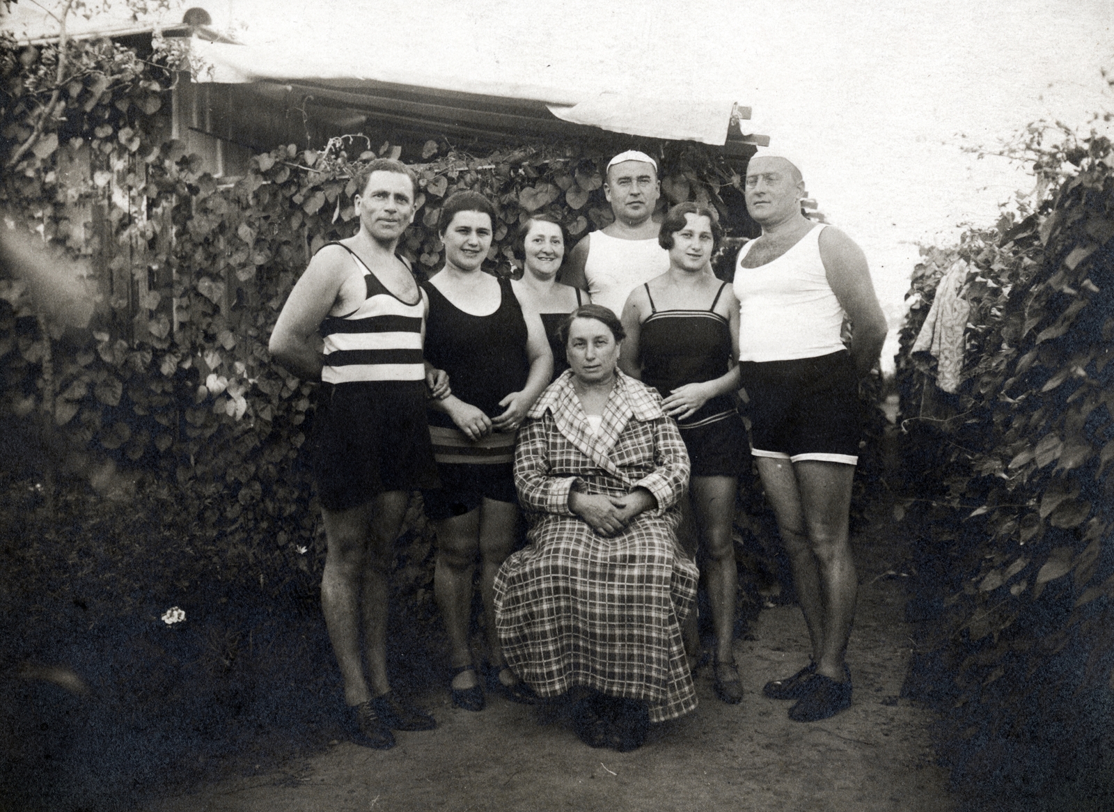 1921, Kornis Panni, csoportkép, hátratett kéz, rövidnadrág, sport mez, kockás ruha, Fortepan #226535