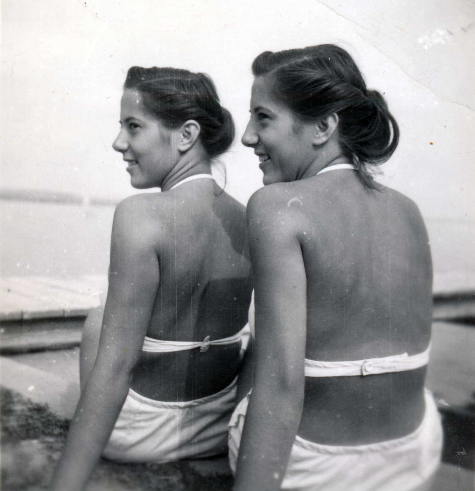 Hungary, Balatonalmádi, strand., 1953, Alföldy Mari, bathing suit, twins, back, looking back, Fortepan #226559