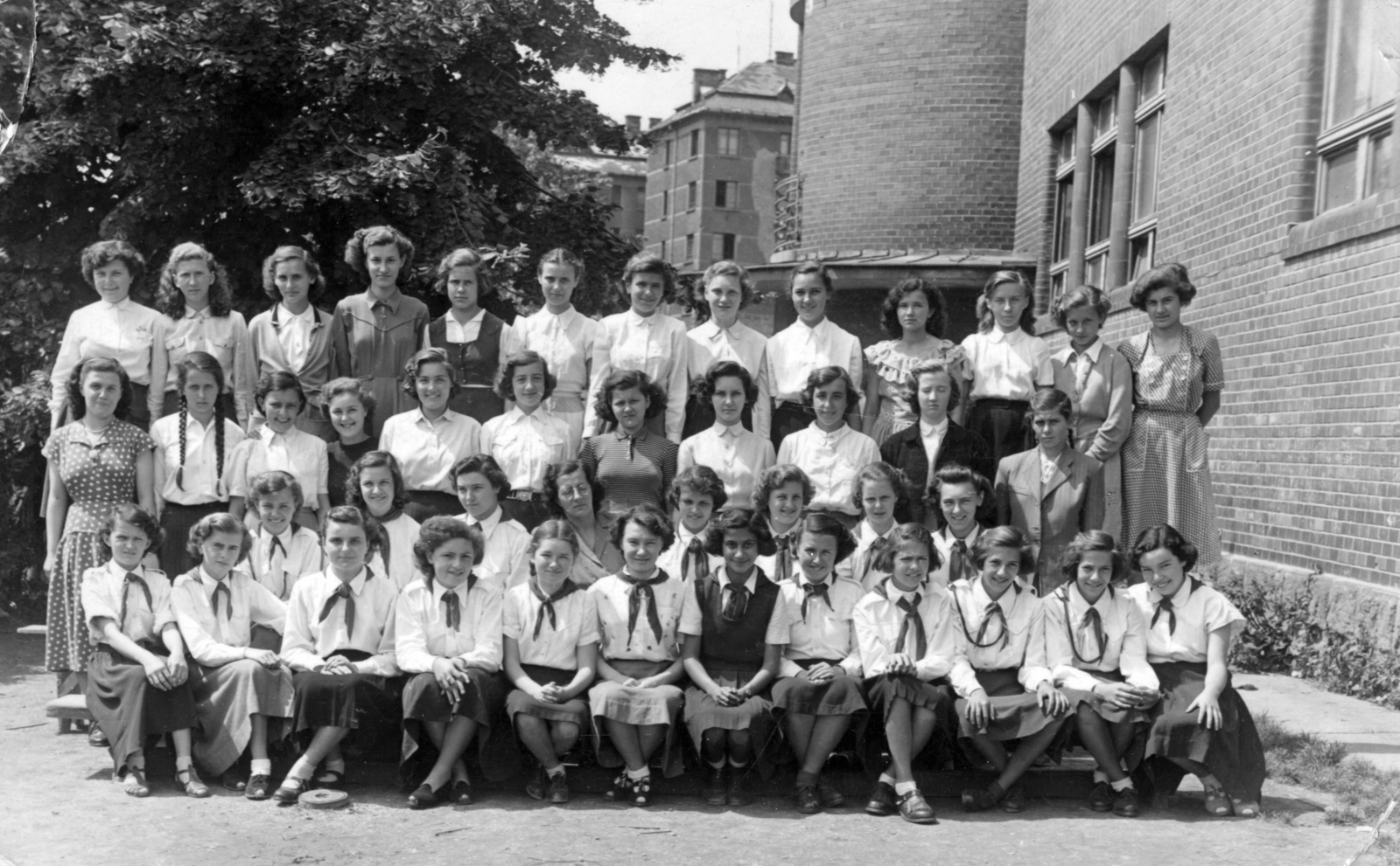 Hungary, Budapest XII., Németvölgyi úti Általános Iskola, egy leányosztályról készített csoportkép., 1951, Alföldy Mari, pioneer, class photo, tableau, Budapest, girls' class, Fortepan #226571